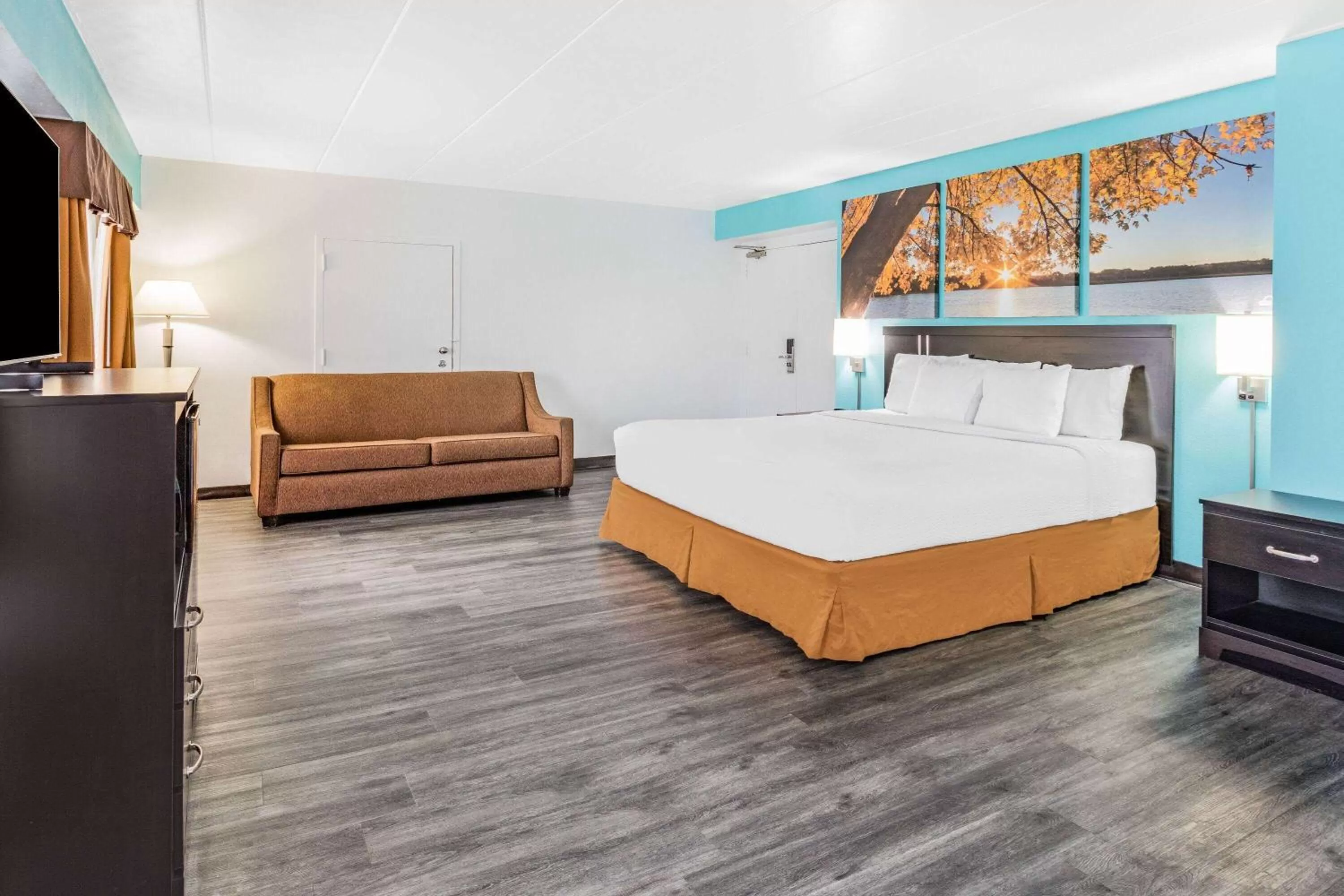 Photo of the whole room, Bed in Days Inn by Wyndham Livonia Canton Detroit