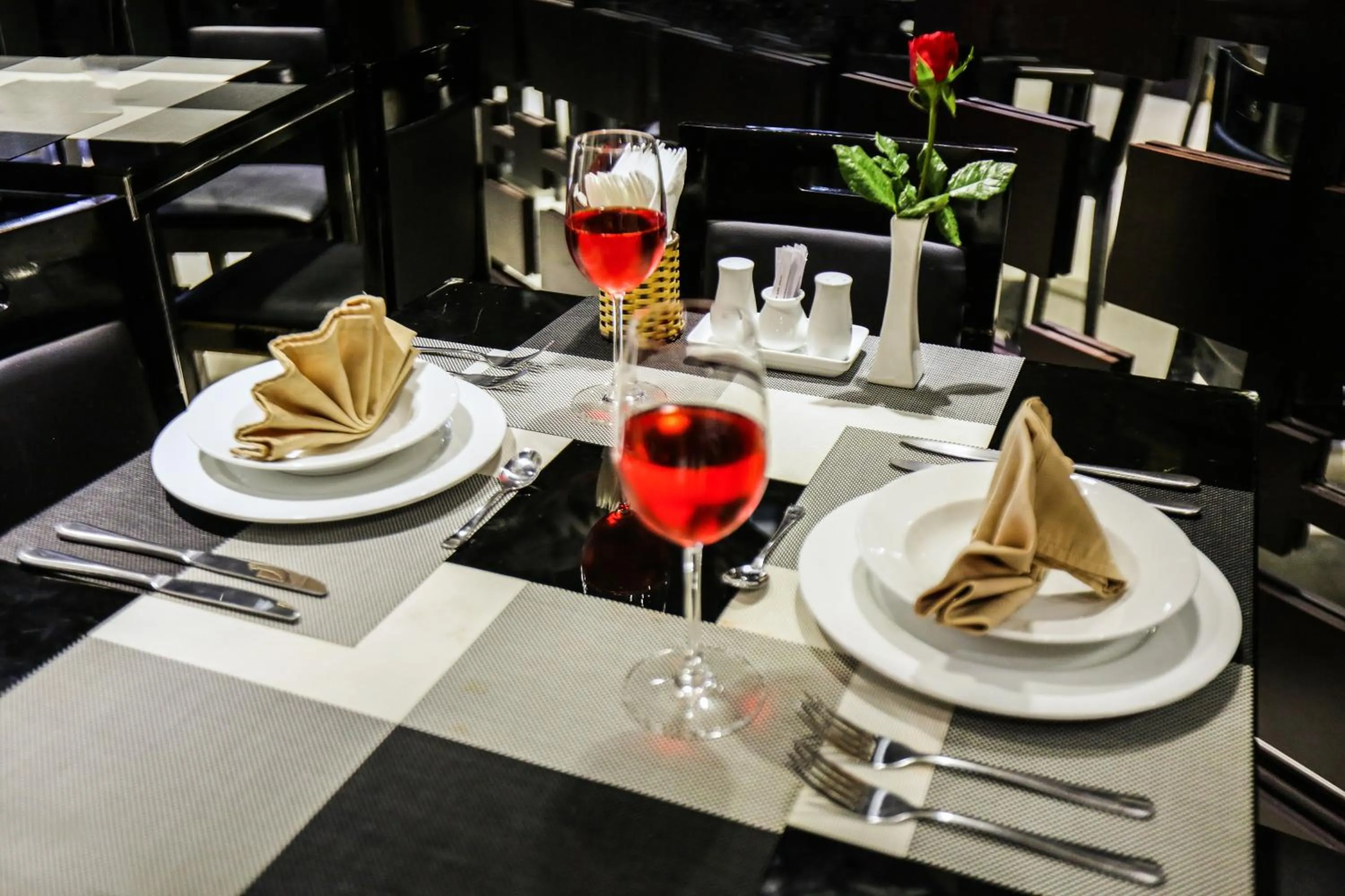 Restaurant/places to eat in Queen Ann Hotel