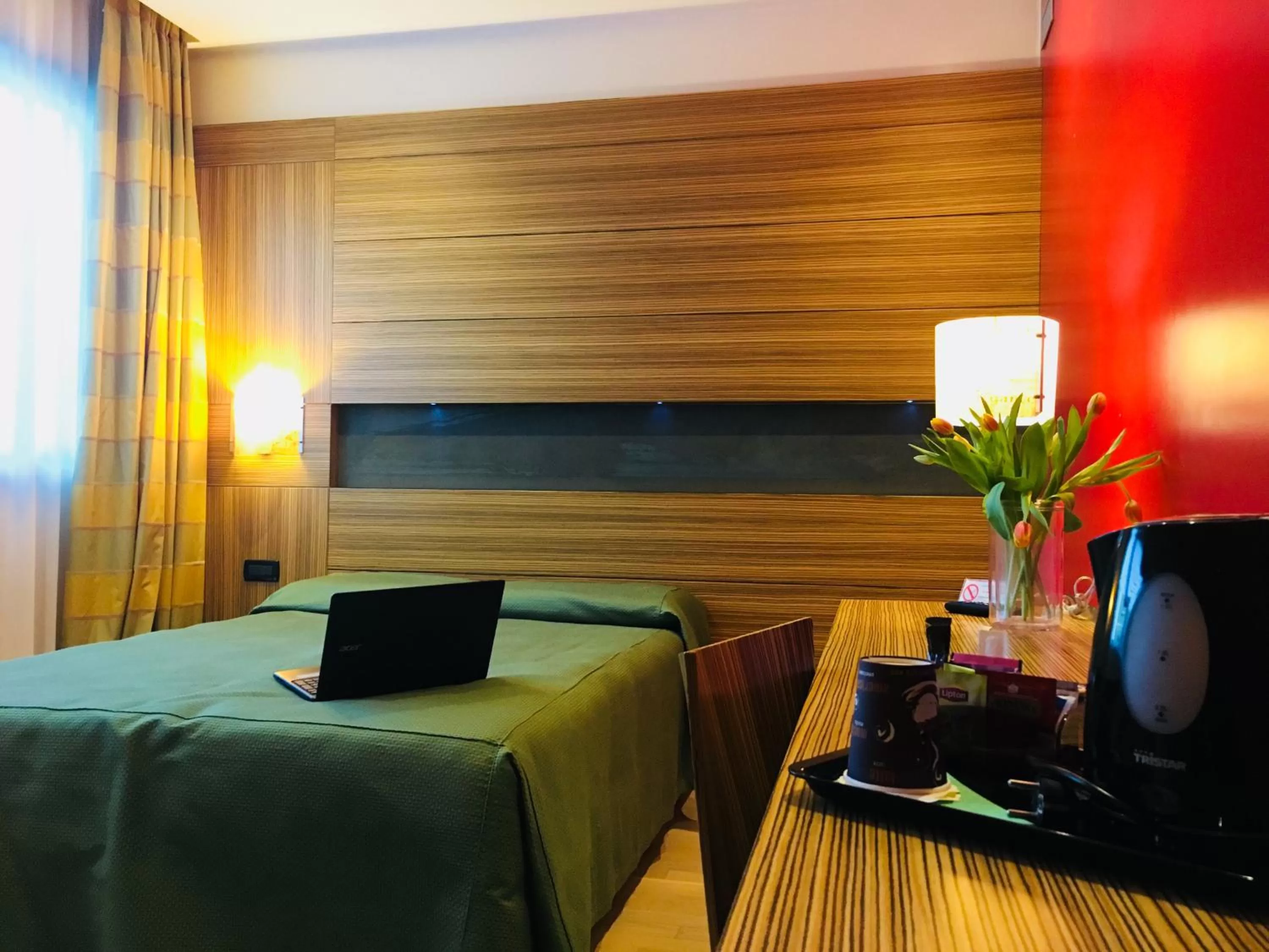 Coffee/tea facilities, Bed in Hotel Kristal 3 Stelle Superior