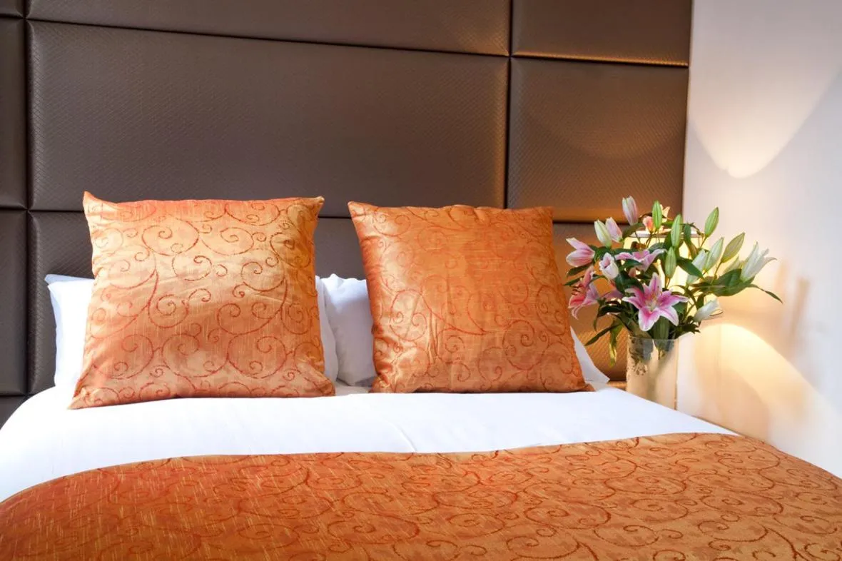 Photo of the whole room, Bed in City Inn Russell Square