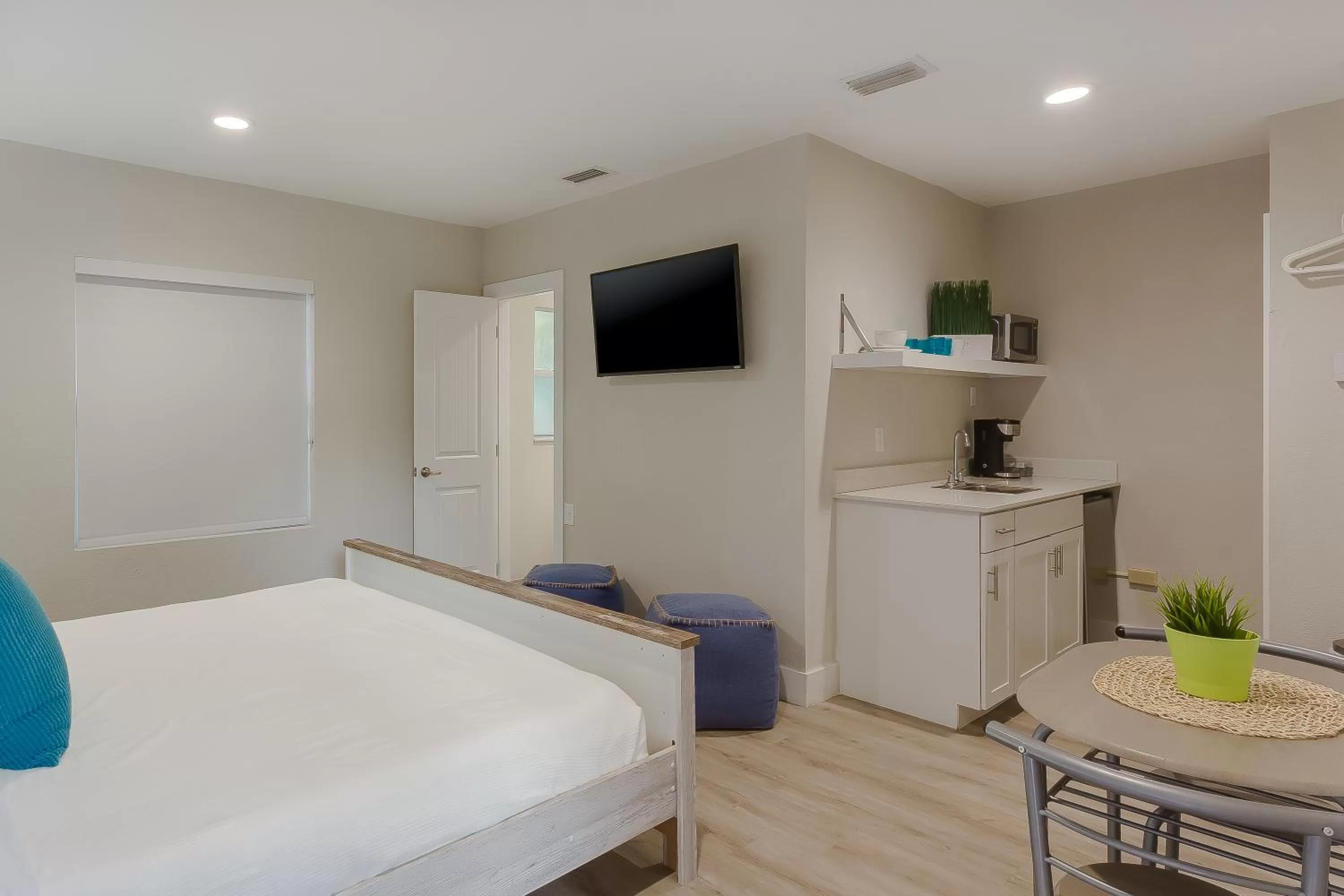 Kitchen or kitchenette, Bed in Drift Hotel