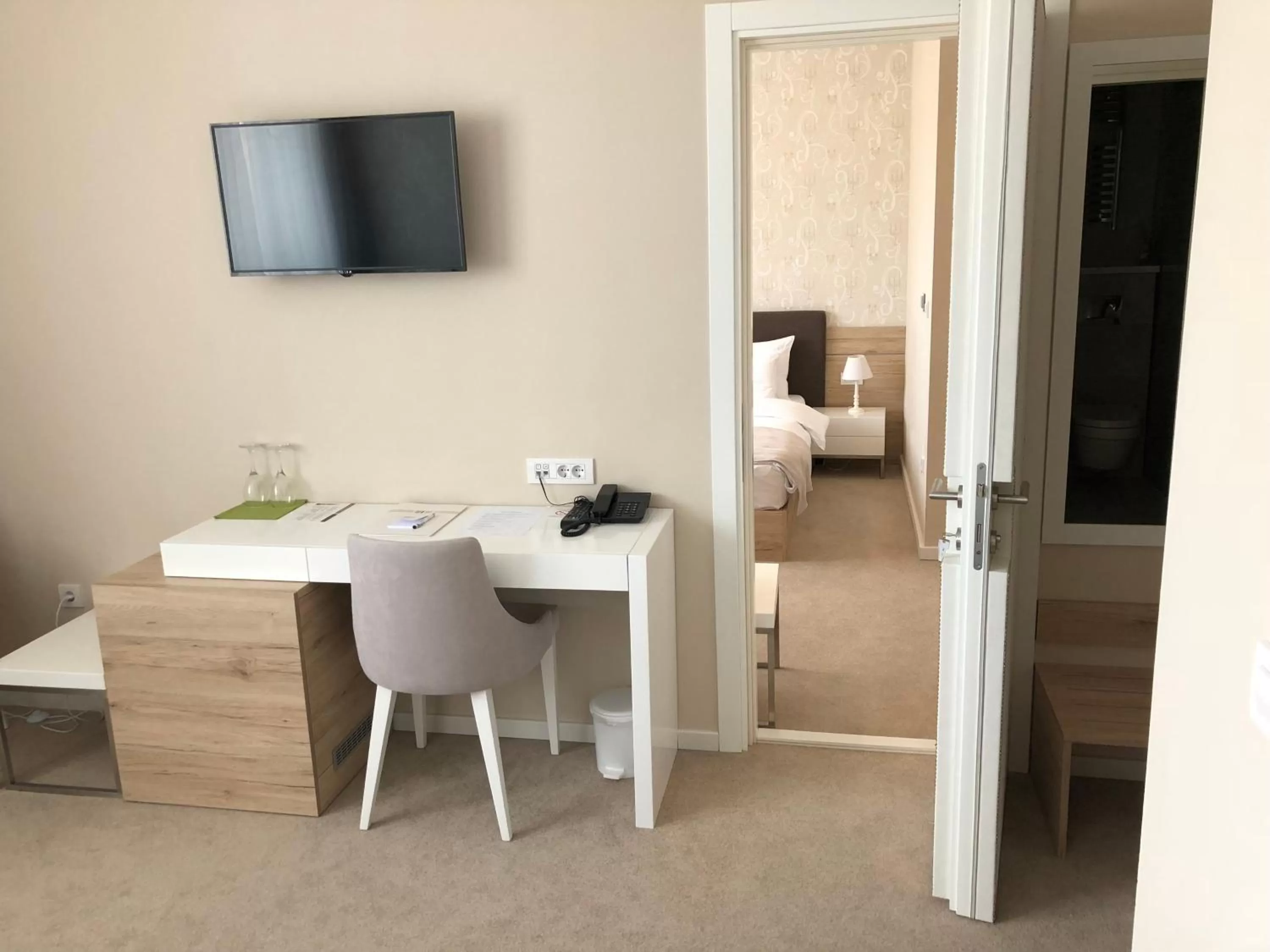 Living room, TV/Entertainment Center in IG Hotel