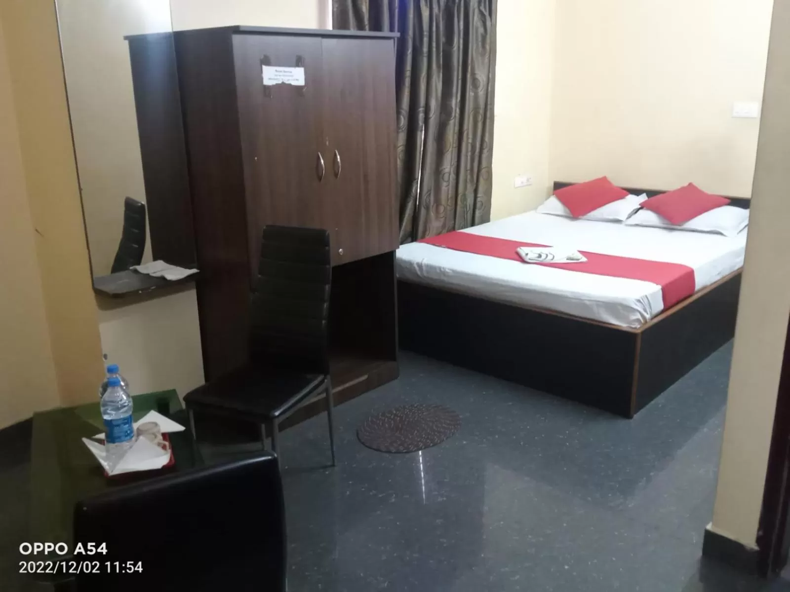 Photo of the whole room, Bed in Skyline Lodge