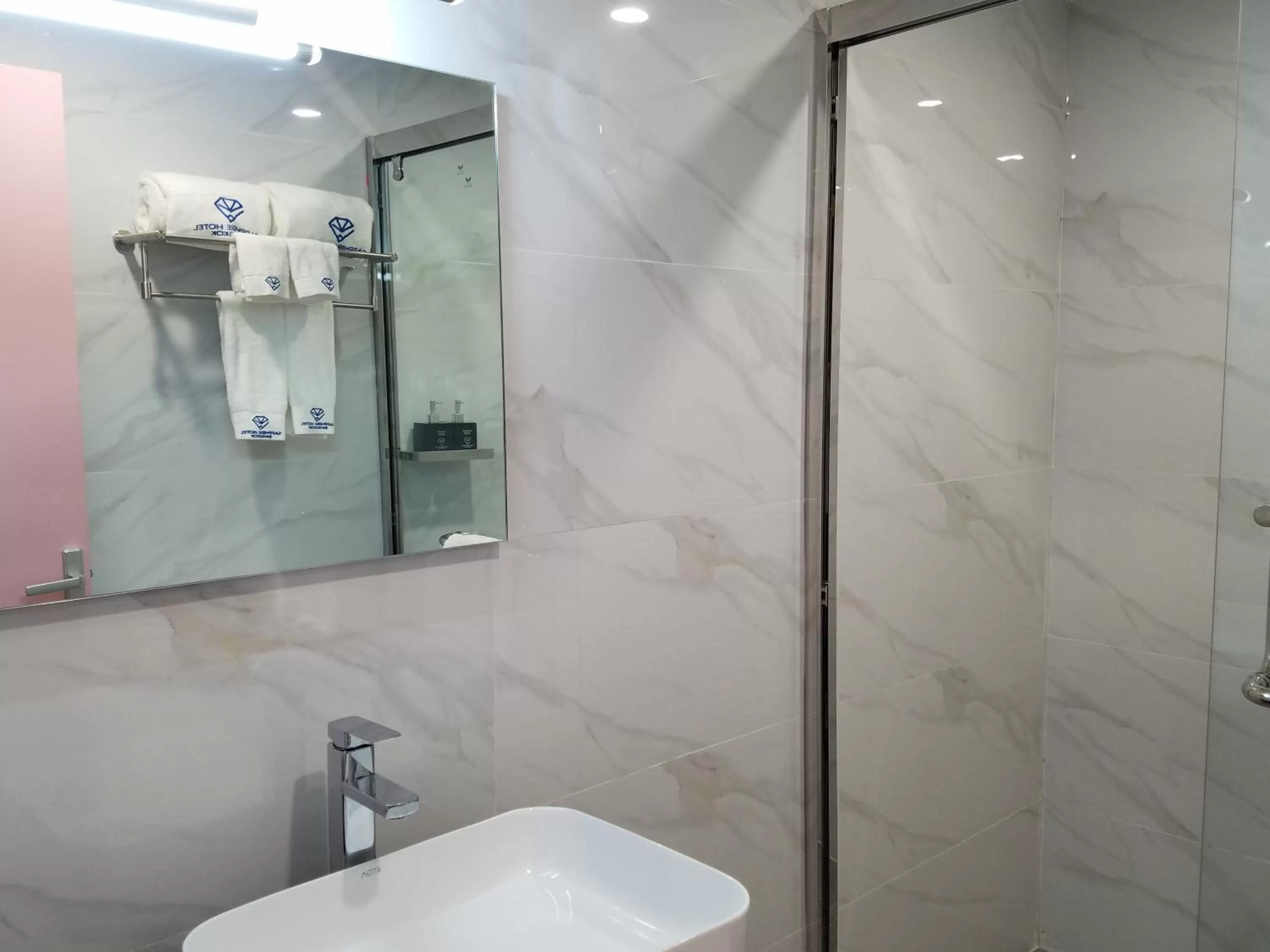 Bathroom in Sapphire Hotel Silom Bangkok