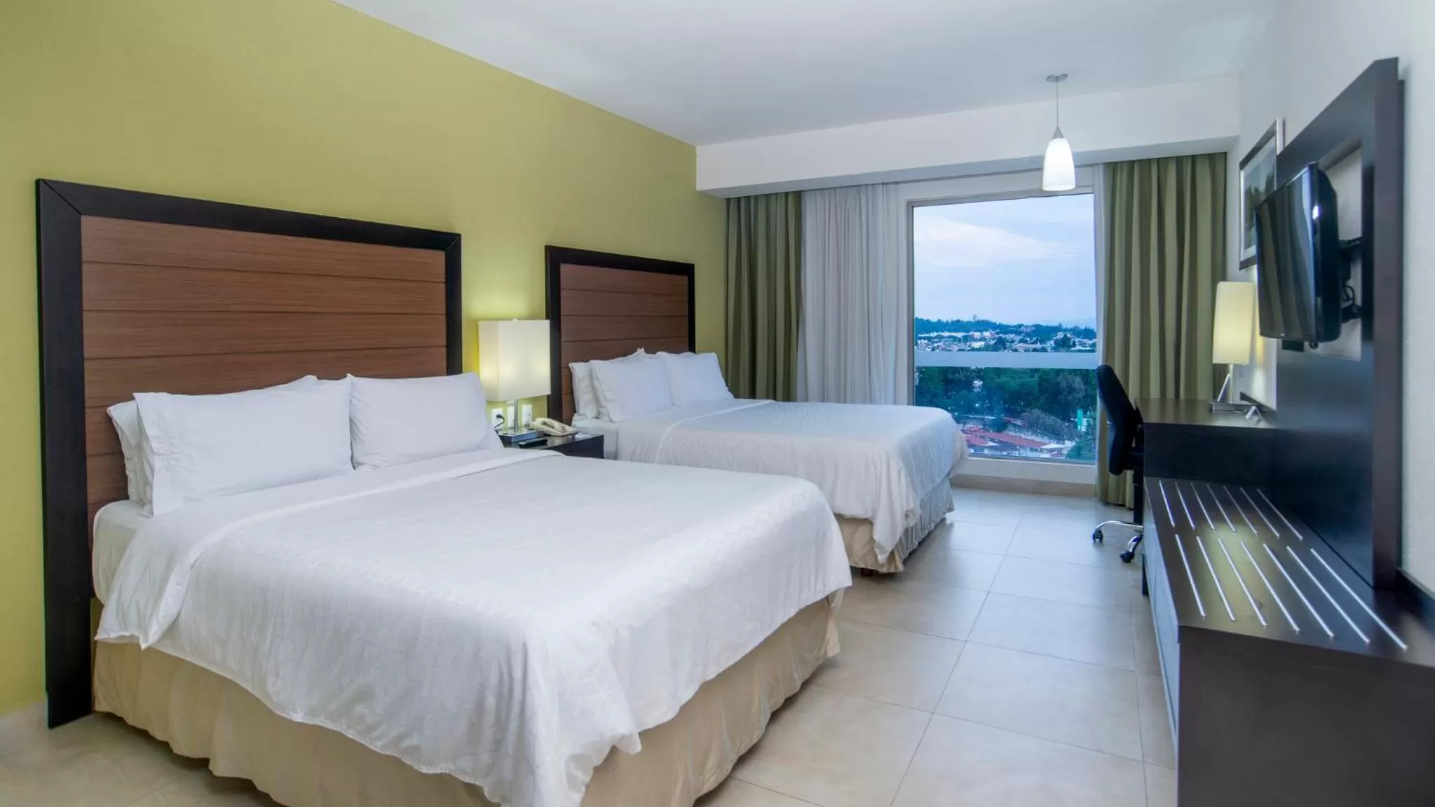 Photo of the whole room, Bed in Holiday Inn Express Xalapa by IHG