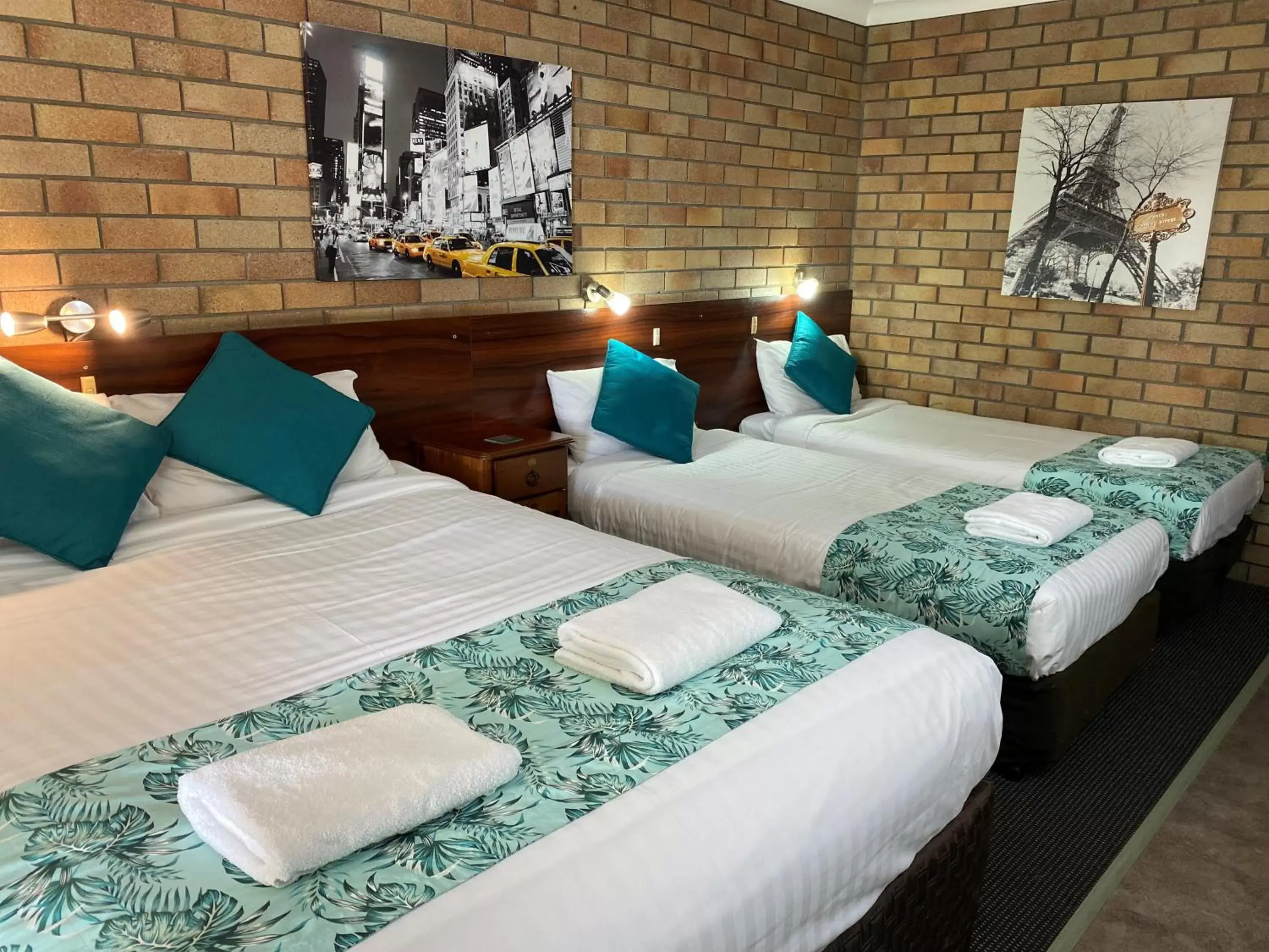 Family Room with One Queen Bed and Two Single Beds in City View Motel Family Room with One Queen Bed and Two Single Beds in City View Motel