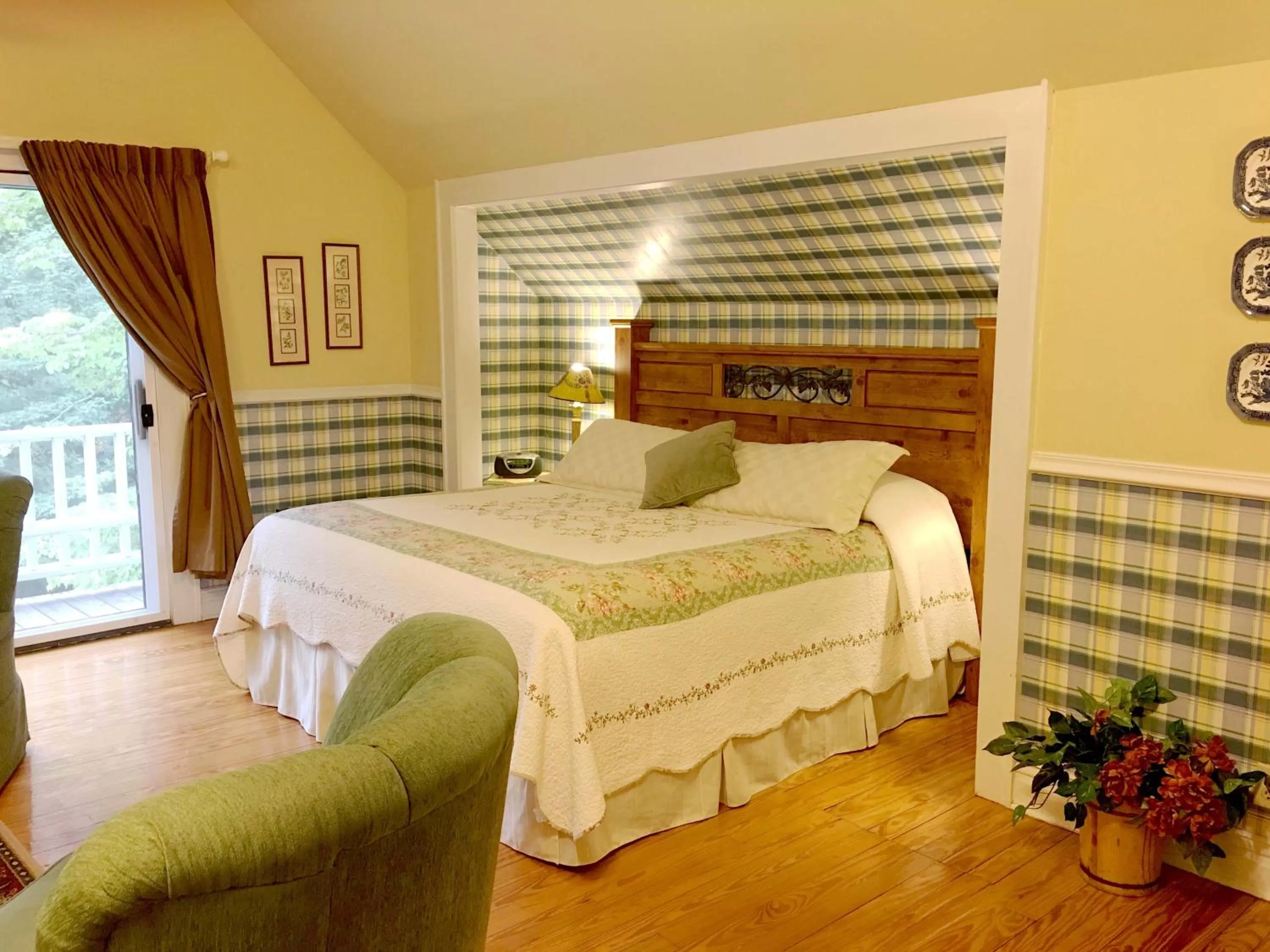 Bed in Highland Lake Inn & Resort - Flat Rock