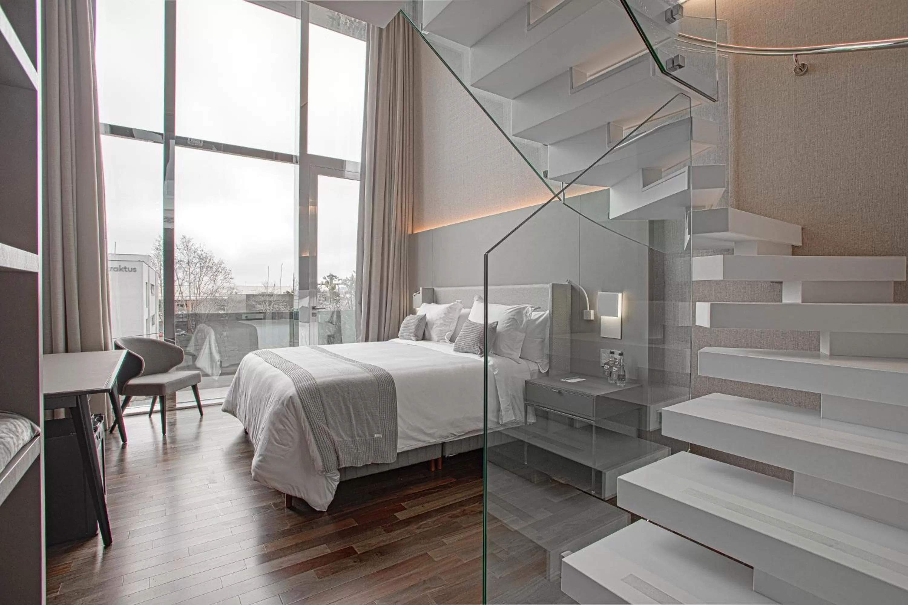 Photo of the whole room, Bed in Suryaa Hotel Pinhais, Curio Collection by Hilton