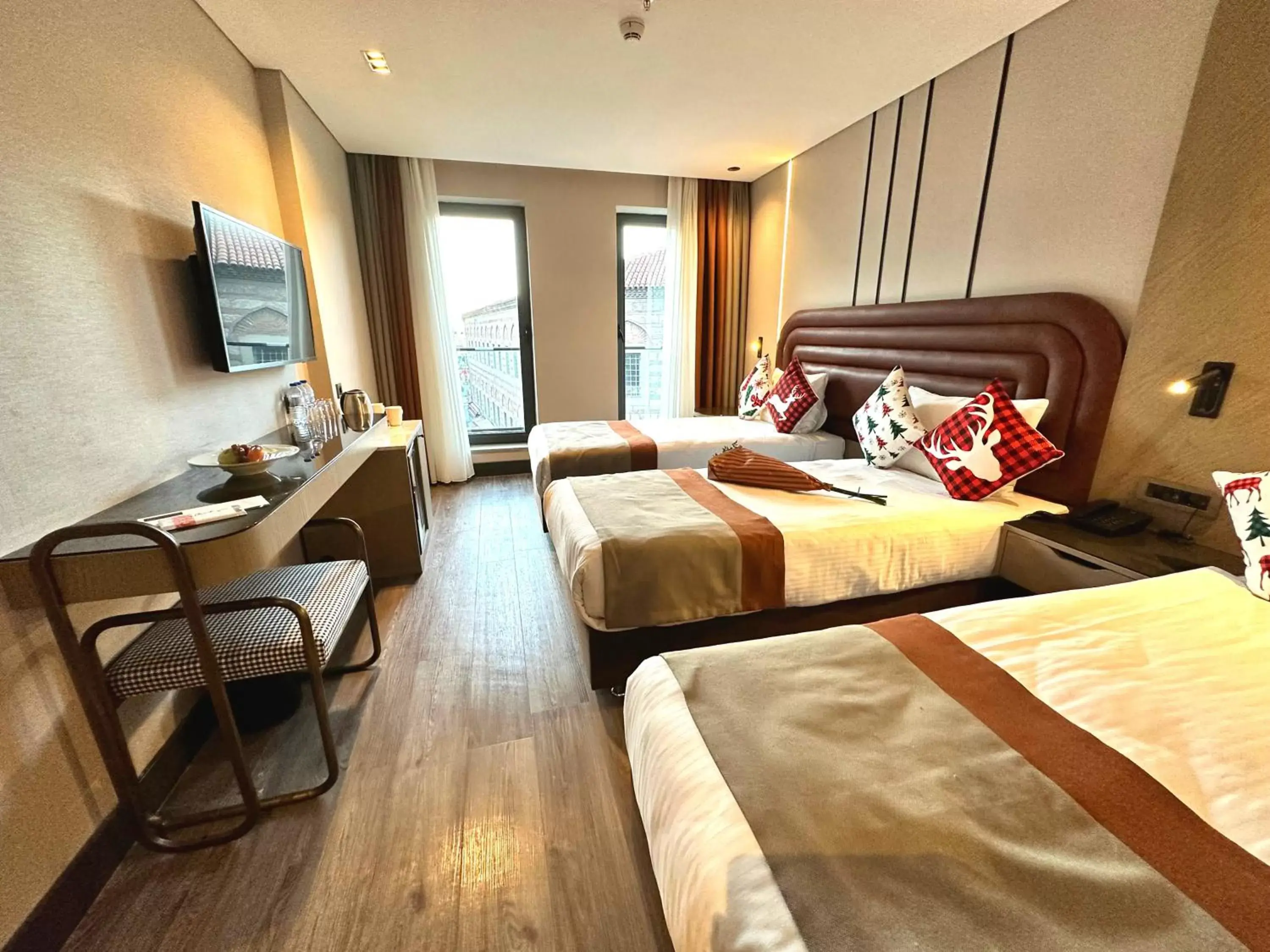 Deluxe Triple Room in Edition Old City Hotel Deluxe Triple Room in Edition Old City Hotel