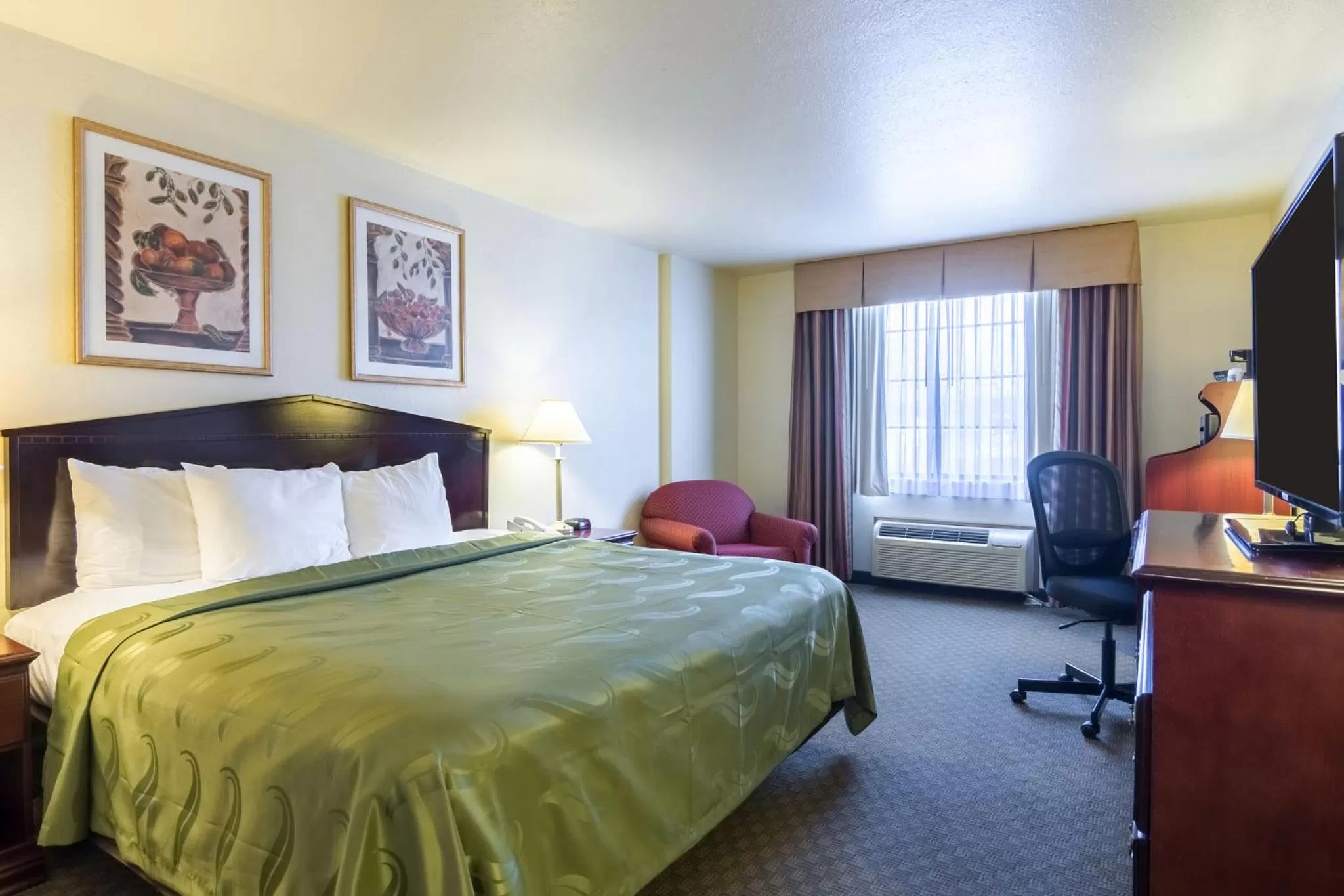 Photo of the whole room, Bed in Quality Inn & Suites Alma I-40
