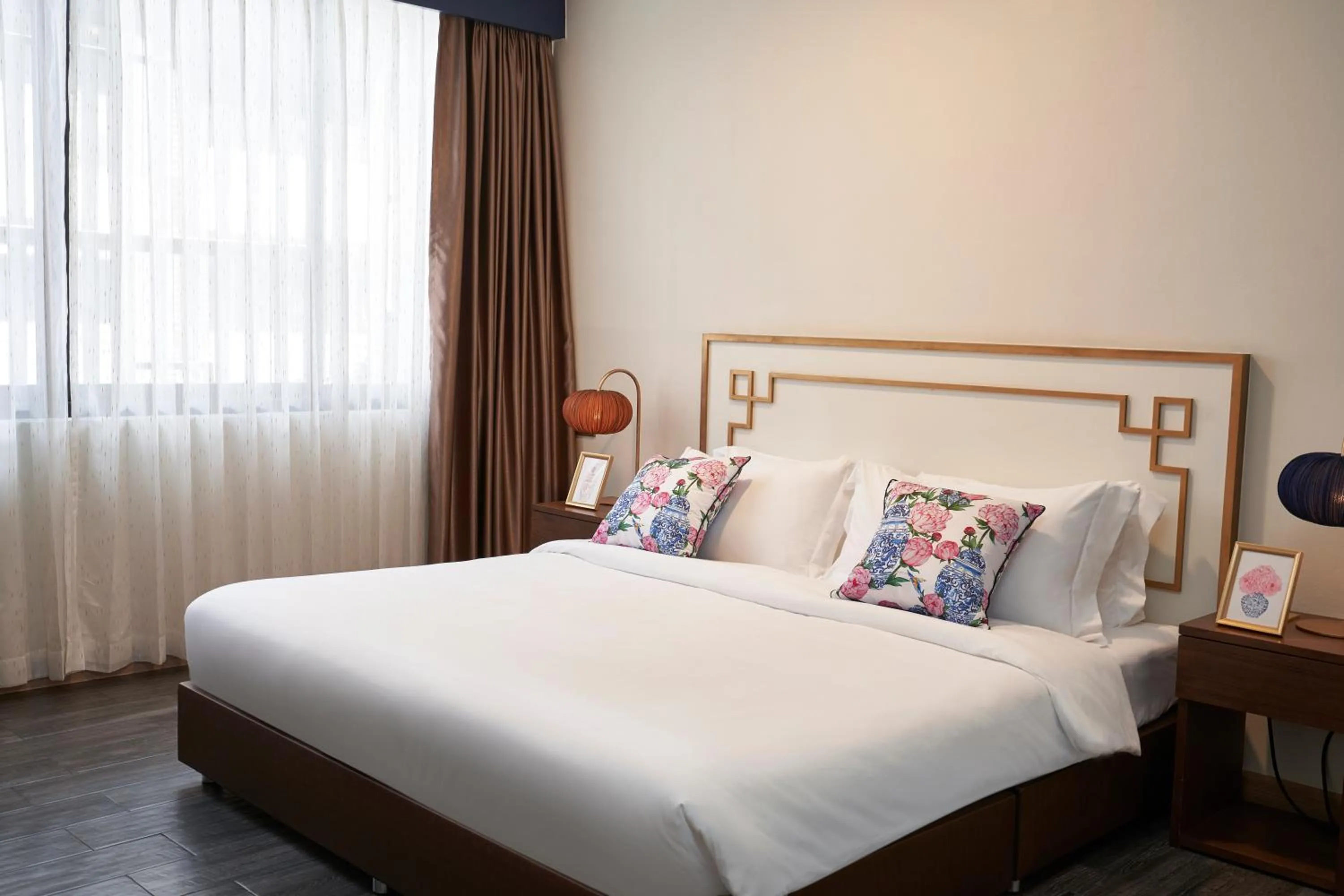 Photo of the whole room, Bed in Sweet's Escape