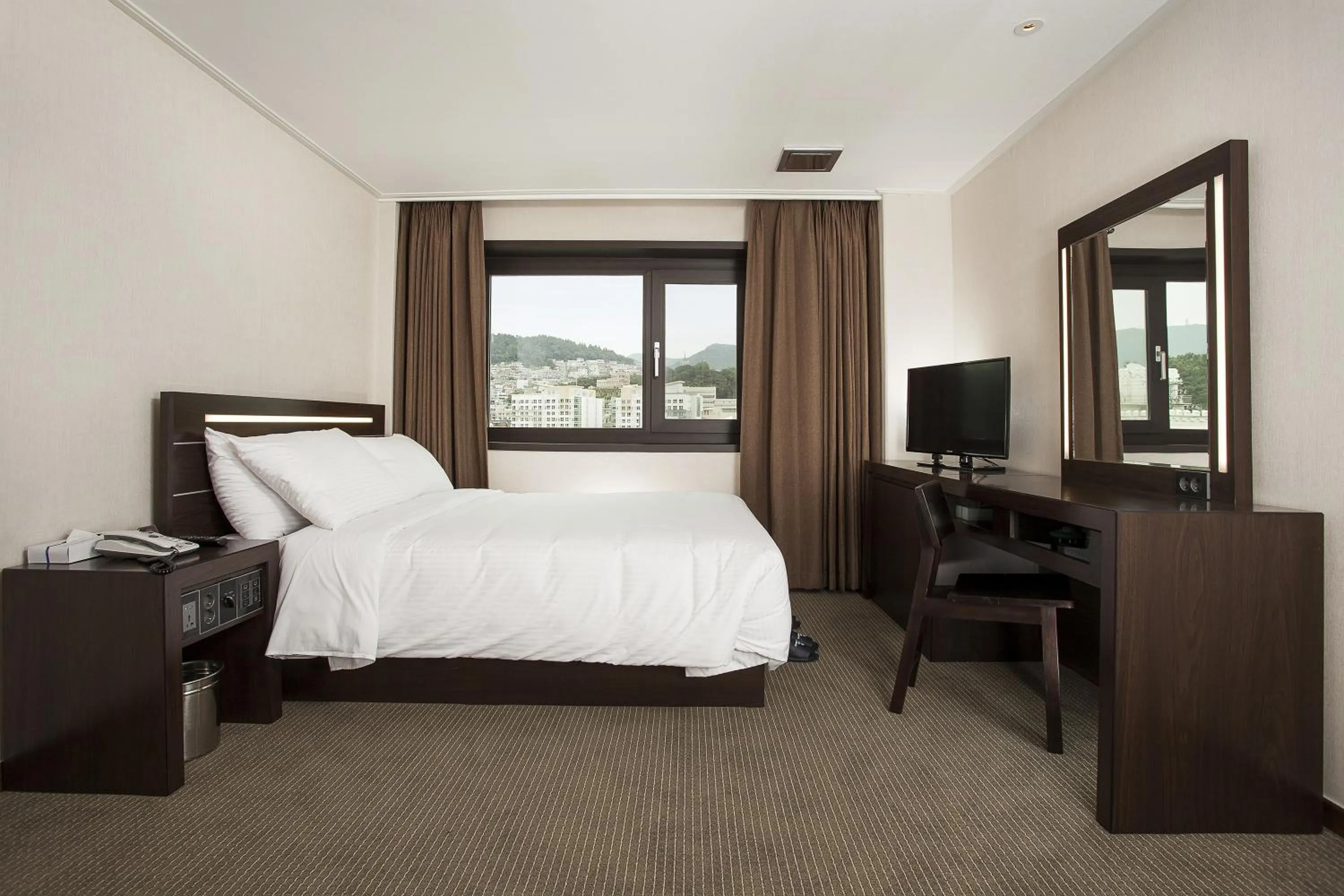 Bedroom, Bed in Busan Tourist Hotel