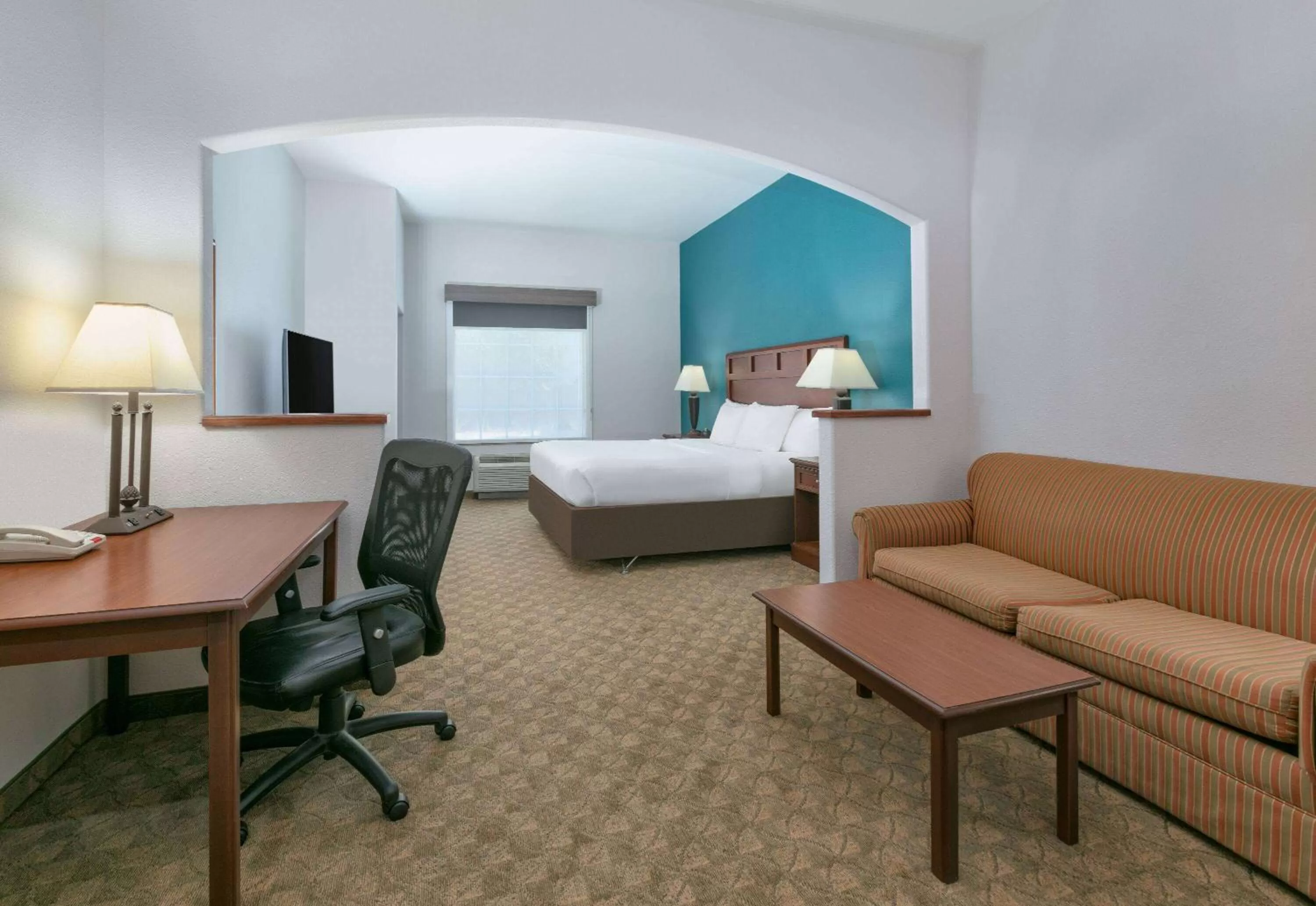 Photo of the whole room, Bed in Baymont Inn & Suites by Wyndham Glen Rose