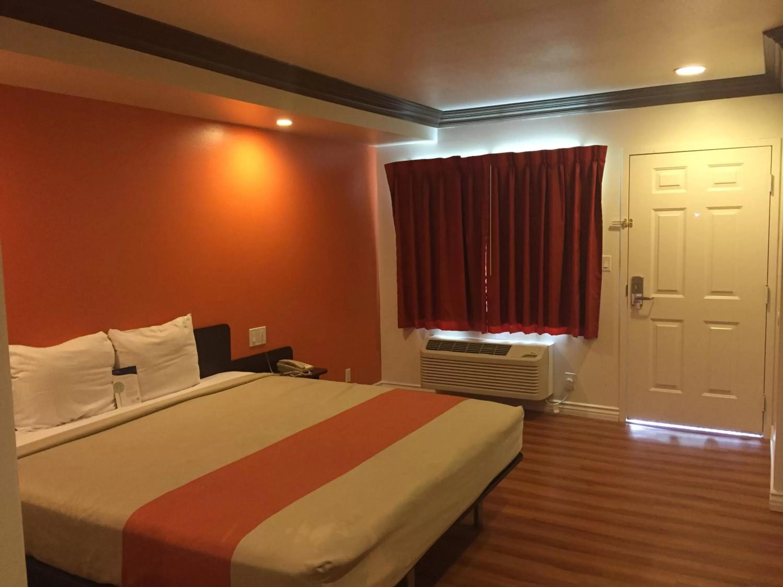 Bedroom in Motel 6 Gardena