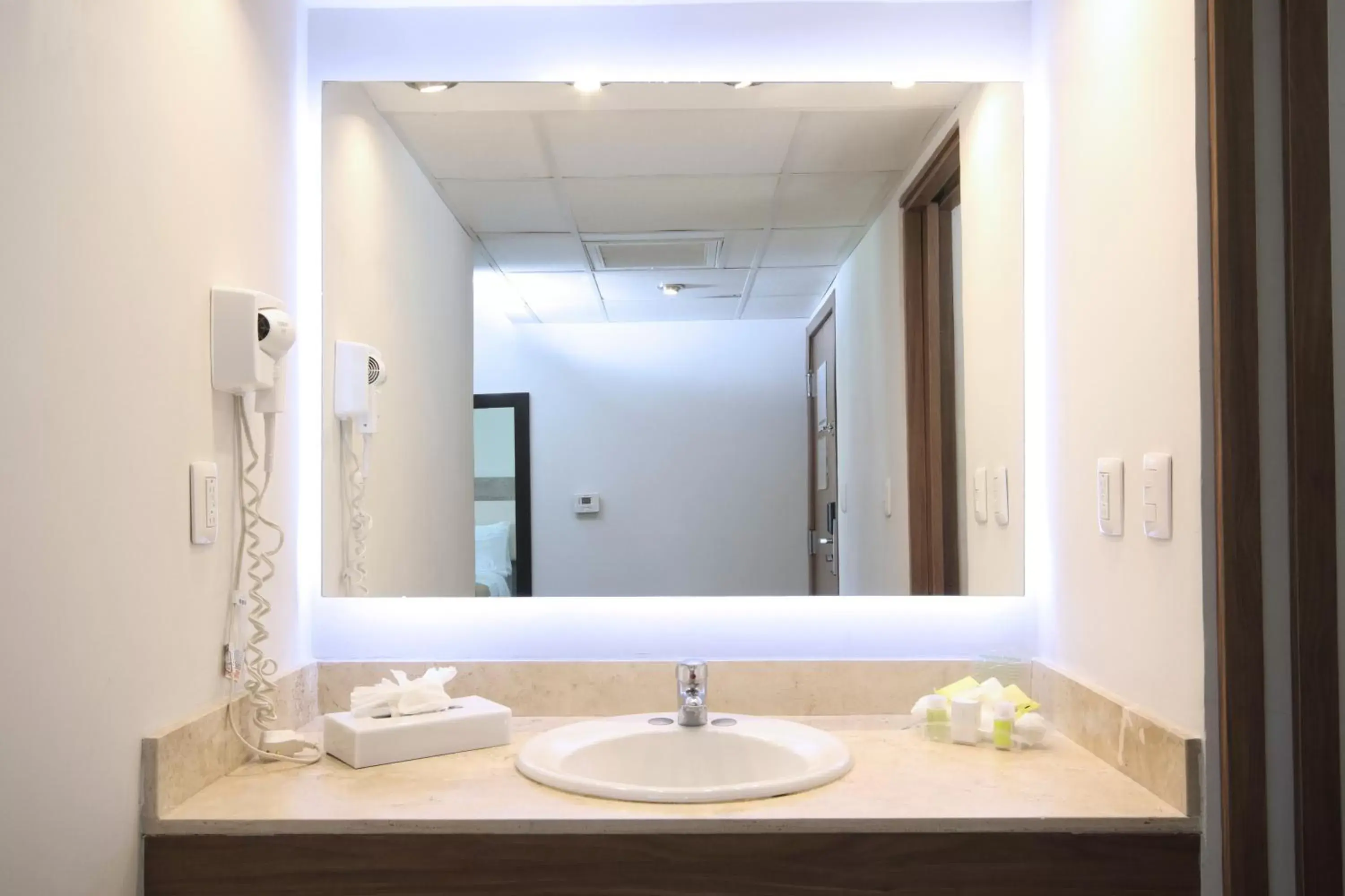 Standard Queen Room with Pool View in voco Hermosillo by IHG Standard Queen Room with Pool View in voco Hermosillo by IHG