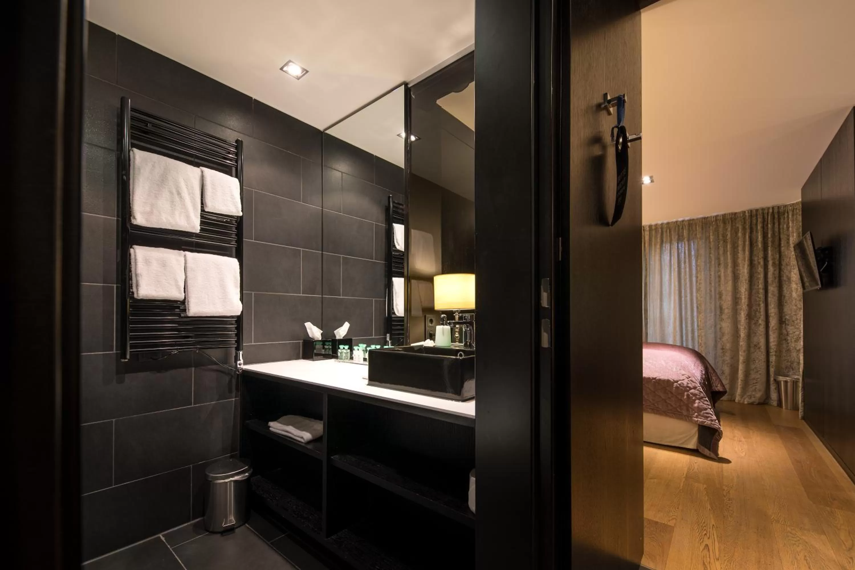 Bathroom, Bed in La Mansion Vi Vadi Hotel