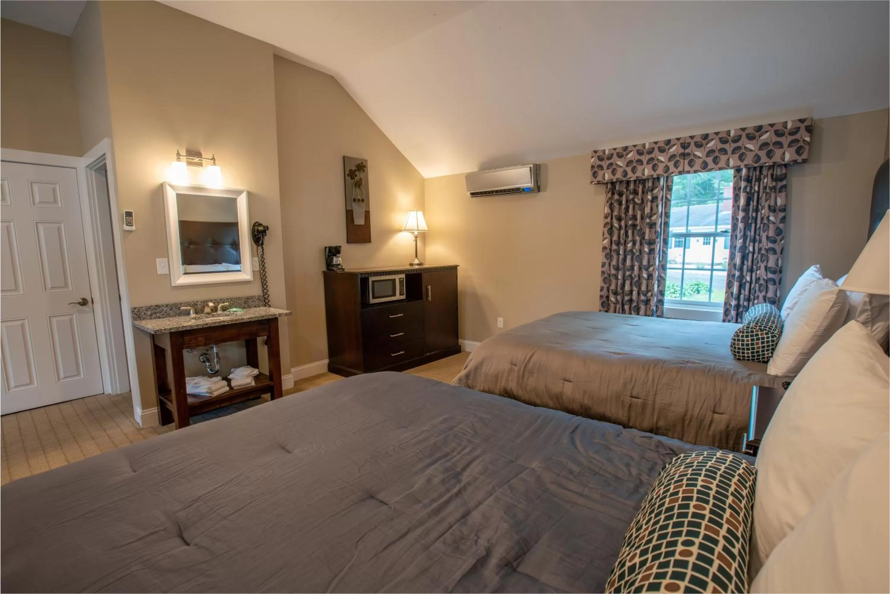 Bed in New England Inn & Lodge