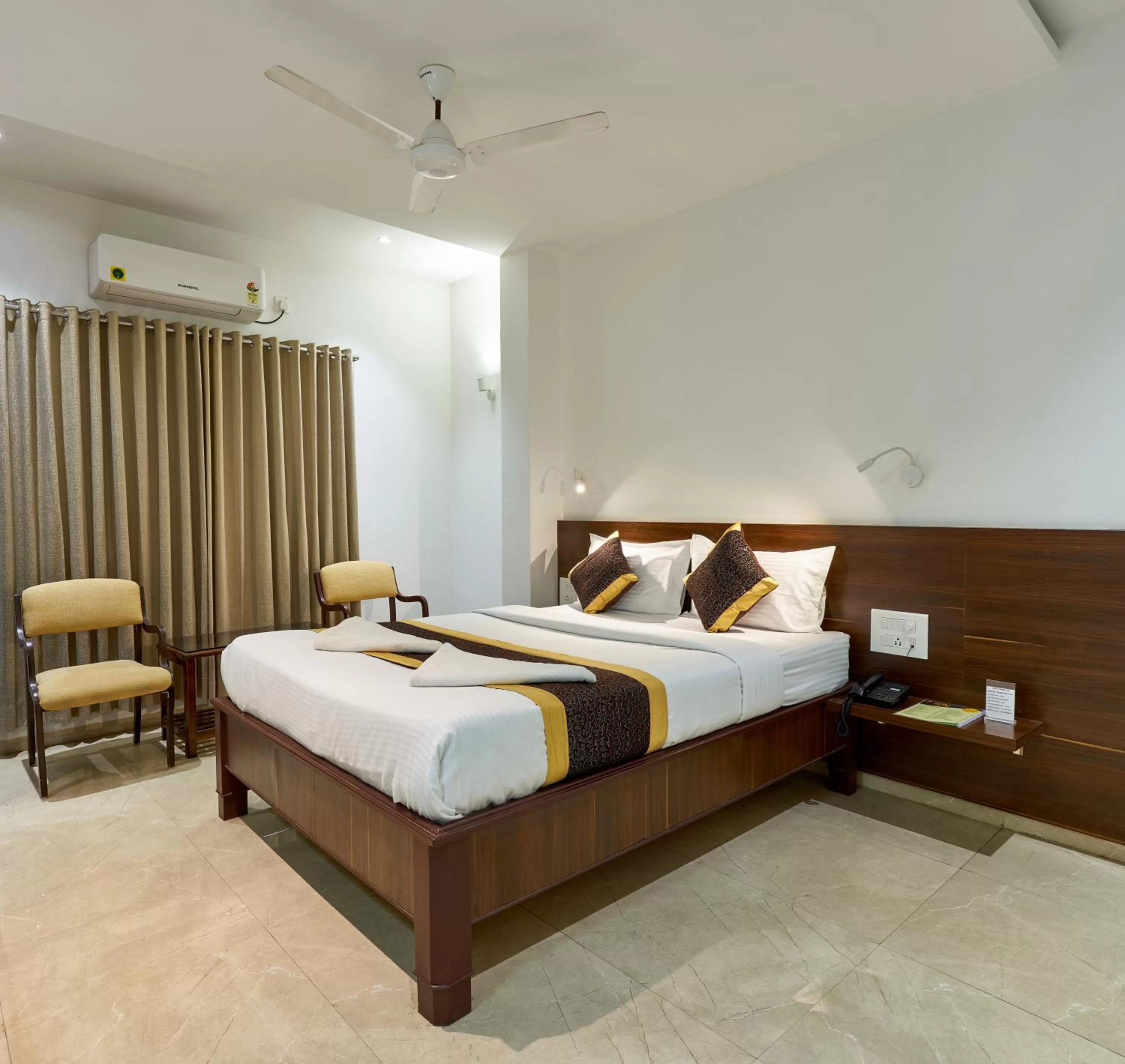 Bedroom, Bed in Hotel Fortune Inn