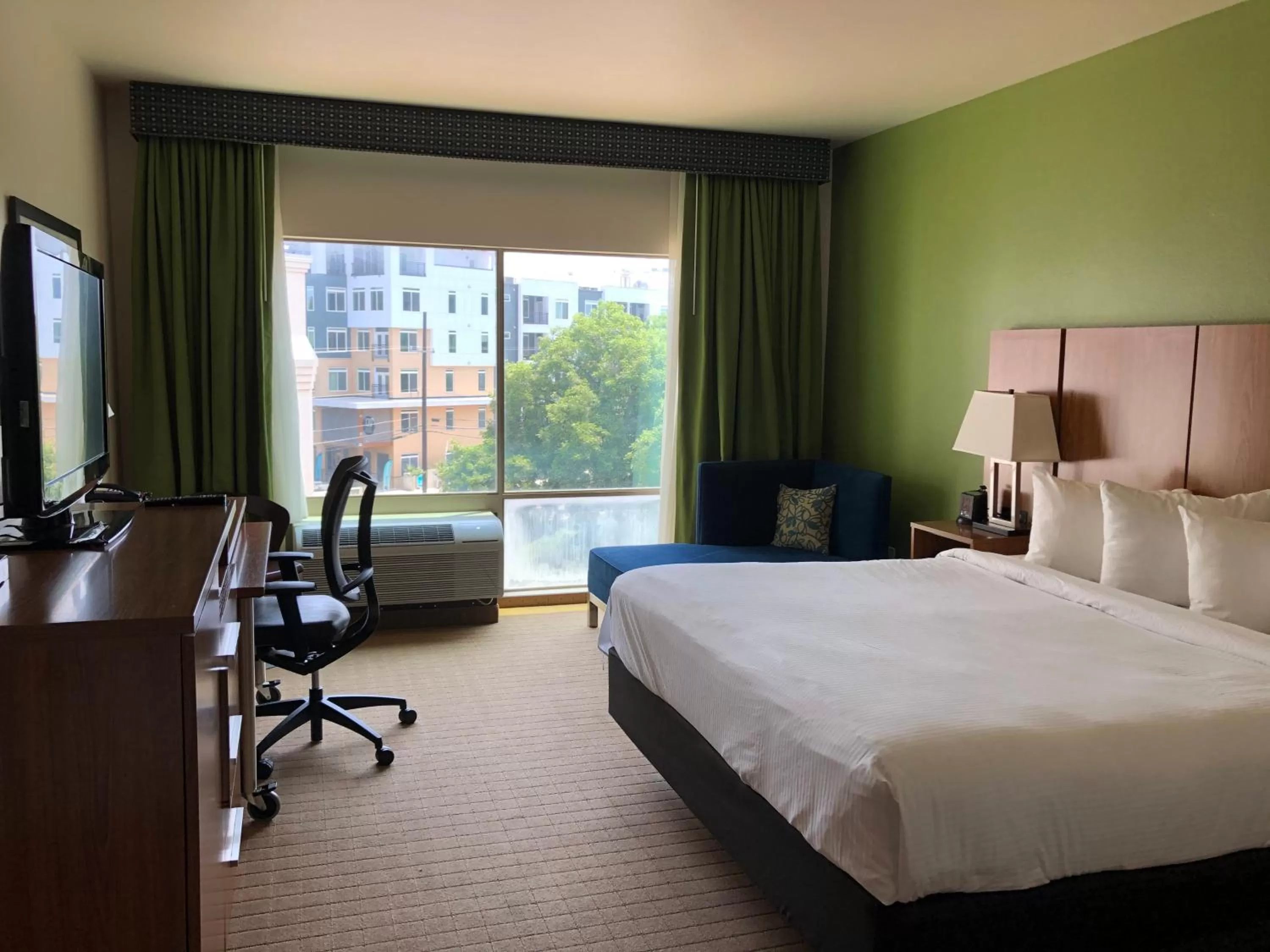 1 King Bed, Deluxe Mobility Accessible Balcony Room, Non-Smoking in Sol Cypress, San Antonio, a Tribute Portfolio Hotel