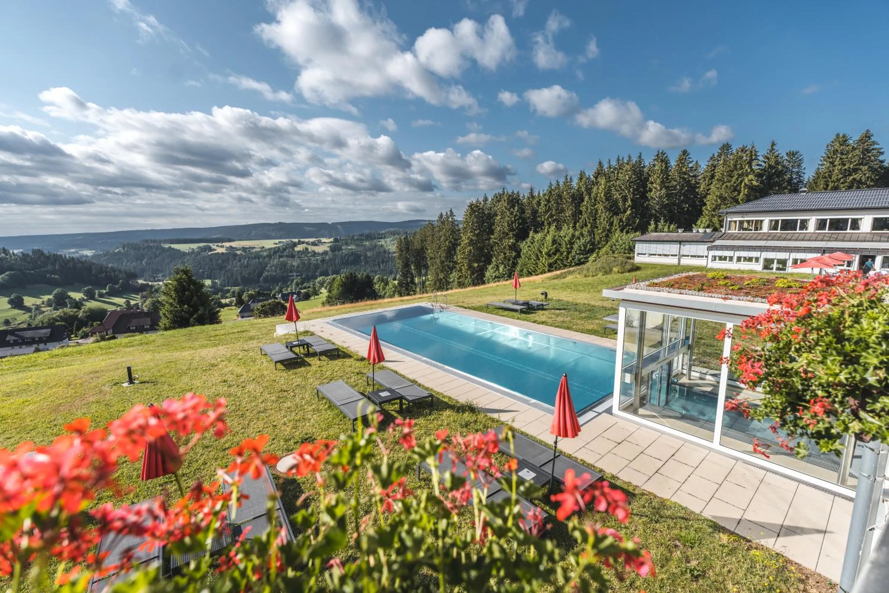 Schwarzwald Wellnesshotel SAIGERHÖH I Spa Golf & Wandern über dem Titisee
