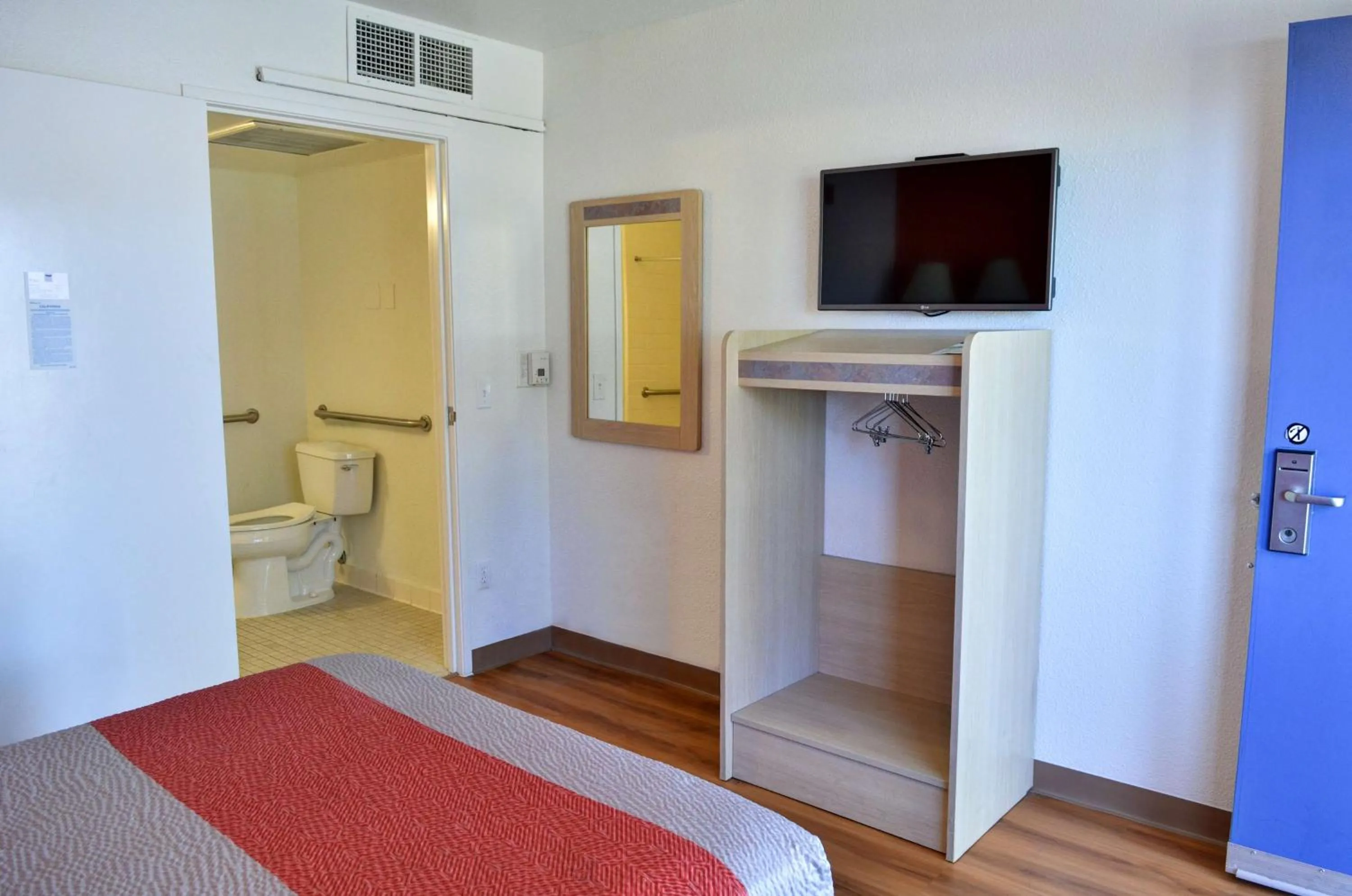 Photo of the whole room, Bed in Motel 6-Santa Nella, CA - Los Banos - Interstate 5