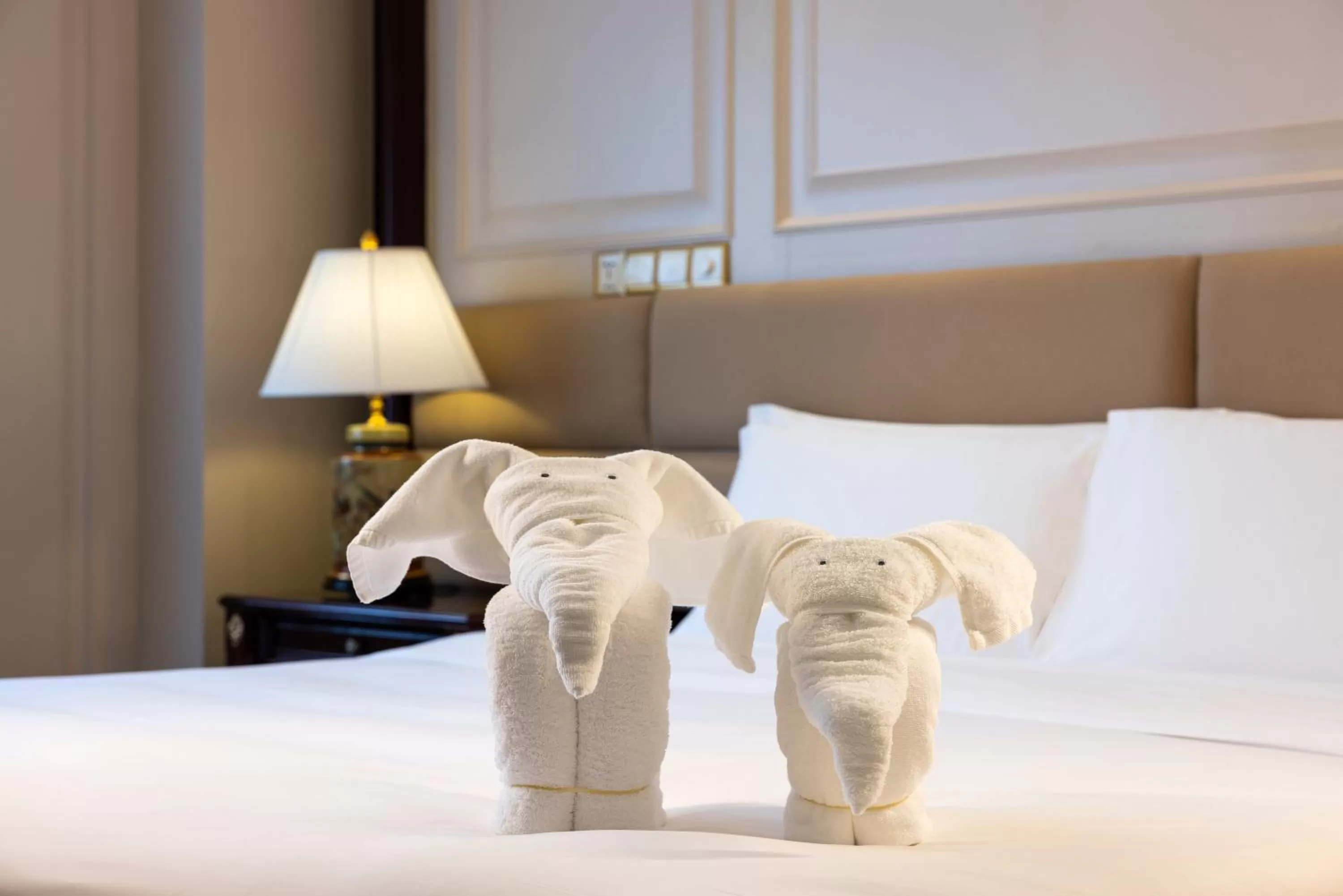 Photo of the whole room, Bed in Crowne Plaza Hotel & Suites Landmark Shenzhen, an IHG Hotel - Nearby Luohu Border, Indoor heated swimming pool, Receive RMB100 SPA coupon upon check-in