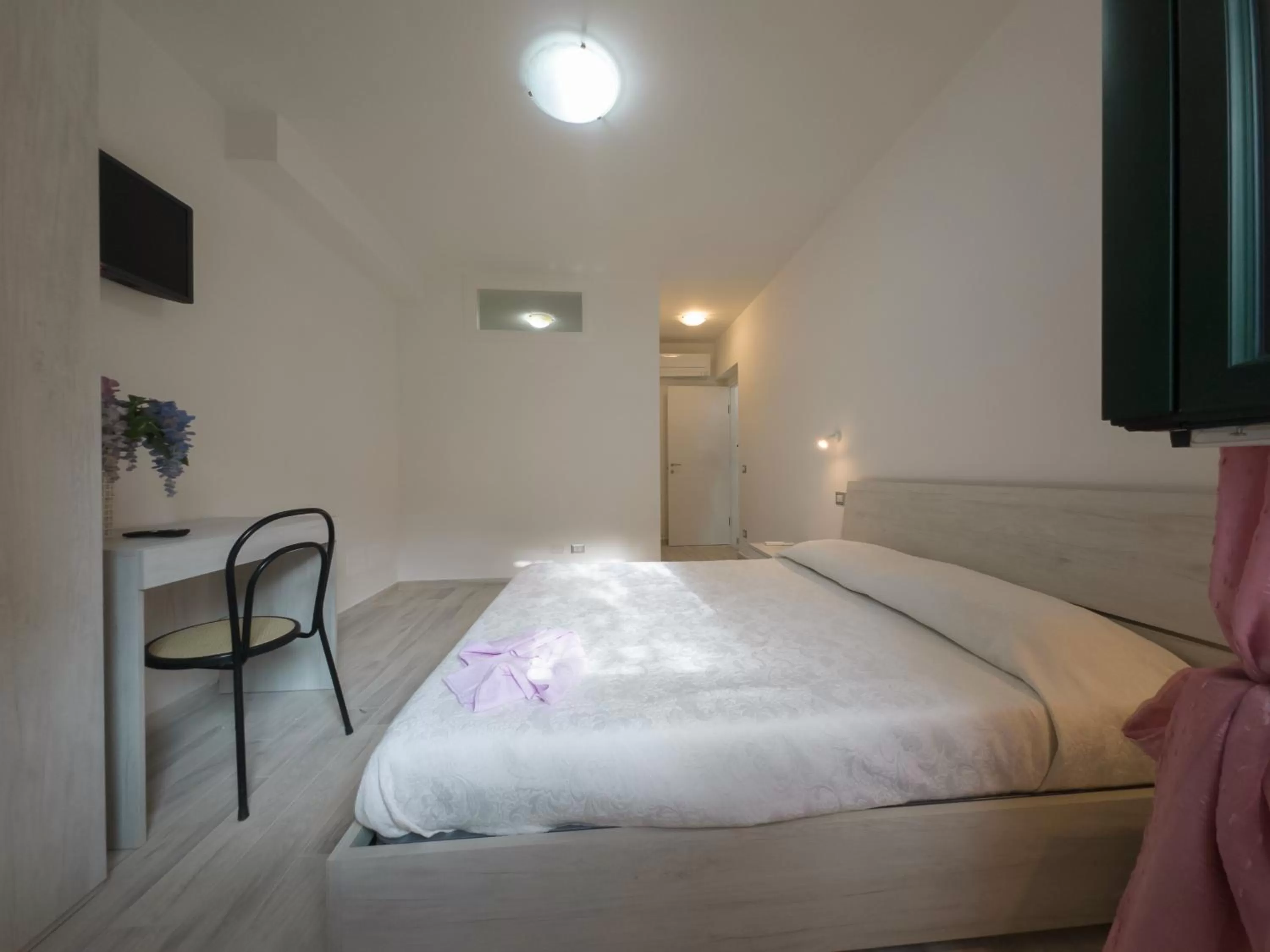 Bed in Sorrento Realty Holidays - The smile of the sun