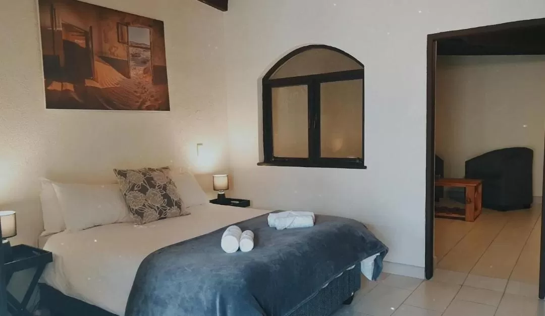 Photo of the whole room, Bed in DESERT DREAMS B&B