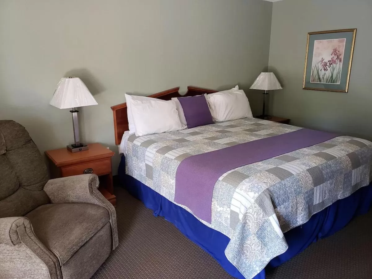 Bed in Hot Springs Village Inn