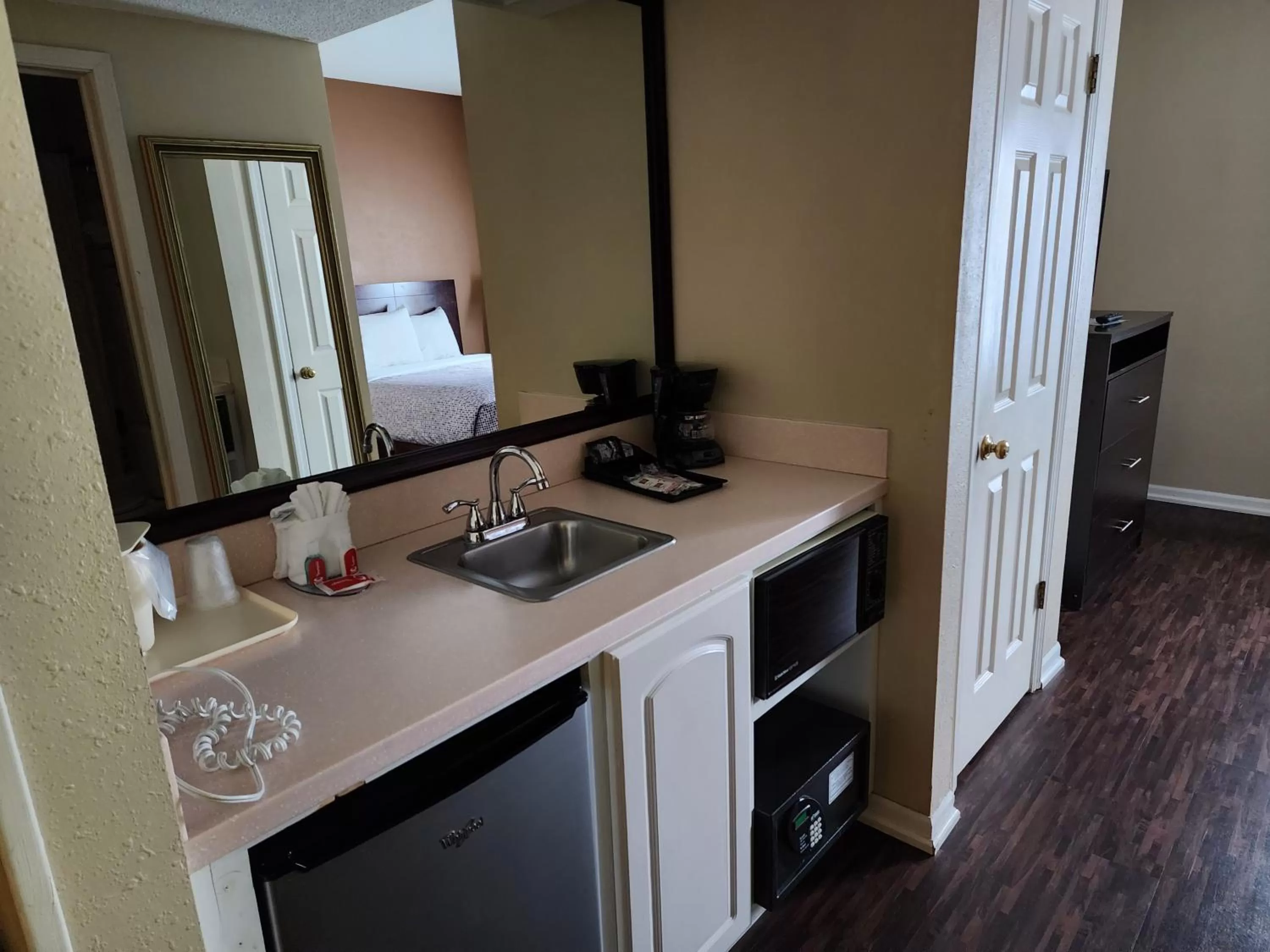 Kitchen or kitchenette in Econo Lodge & Suites Grand Rapids Airport