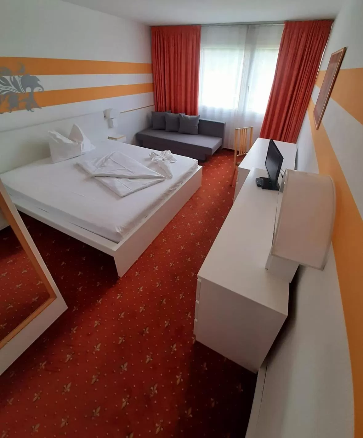 Bed in Lenas West Hotel