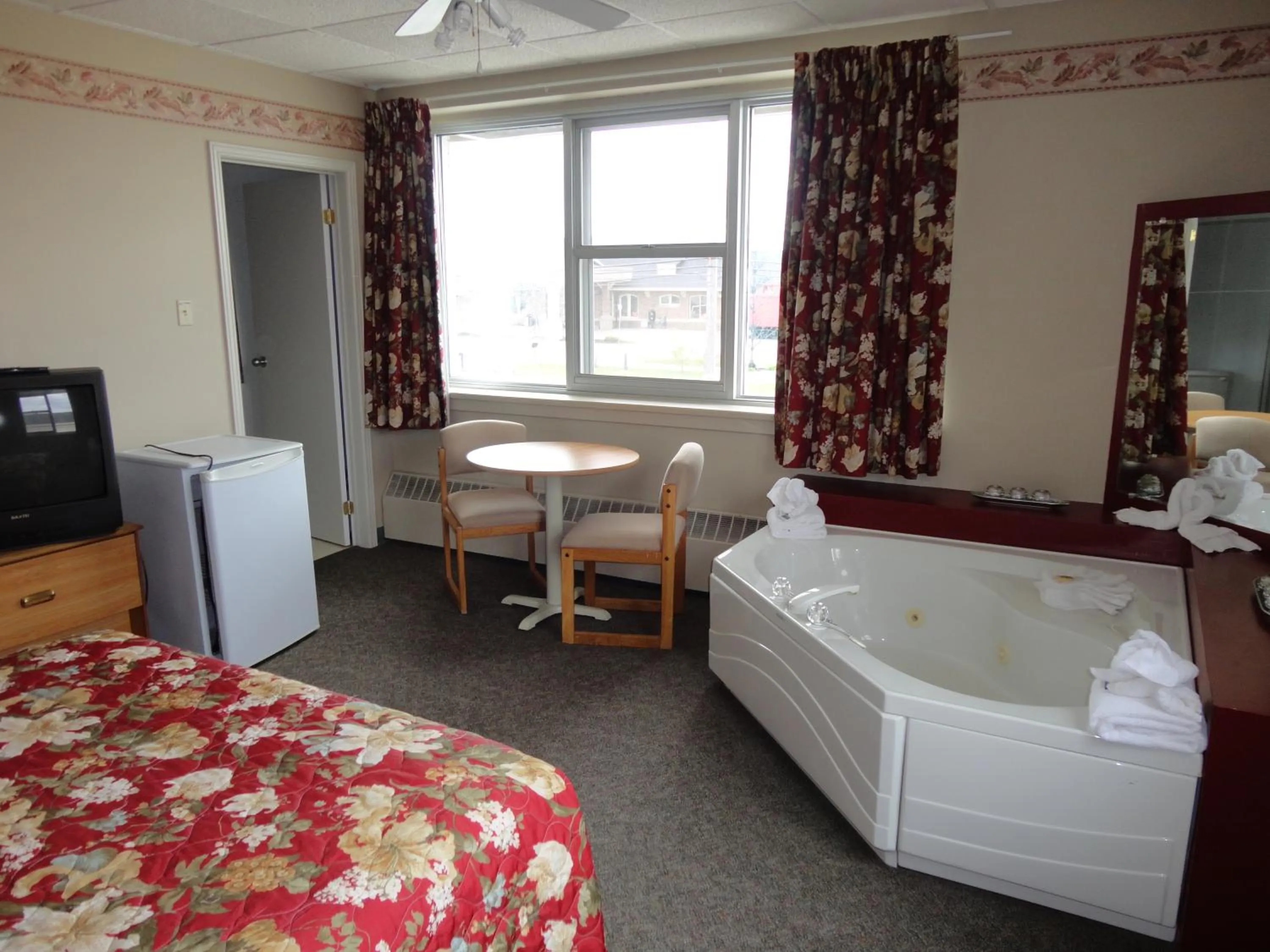 Photo of the whole room, Bed in Canadas Best Value Inn Kapuskasing
