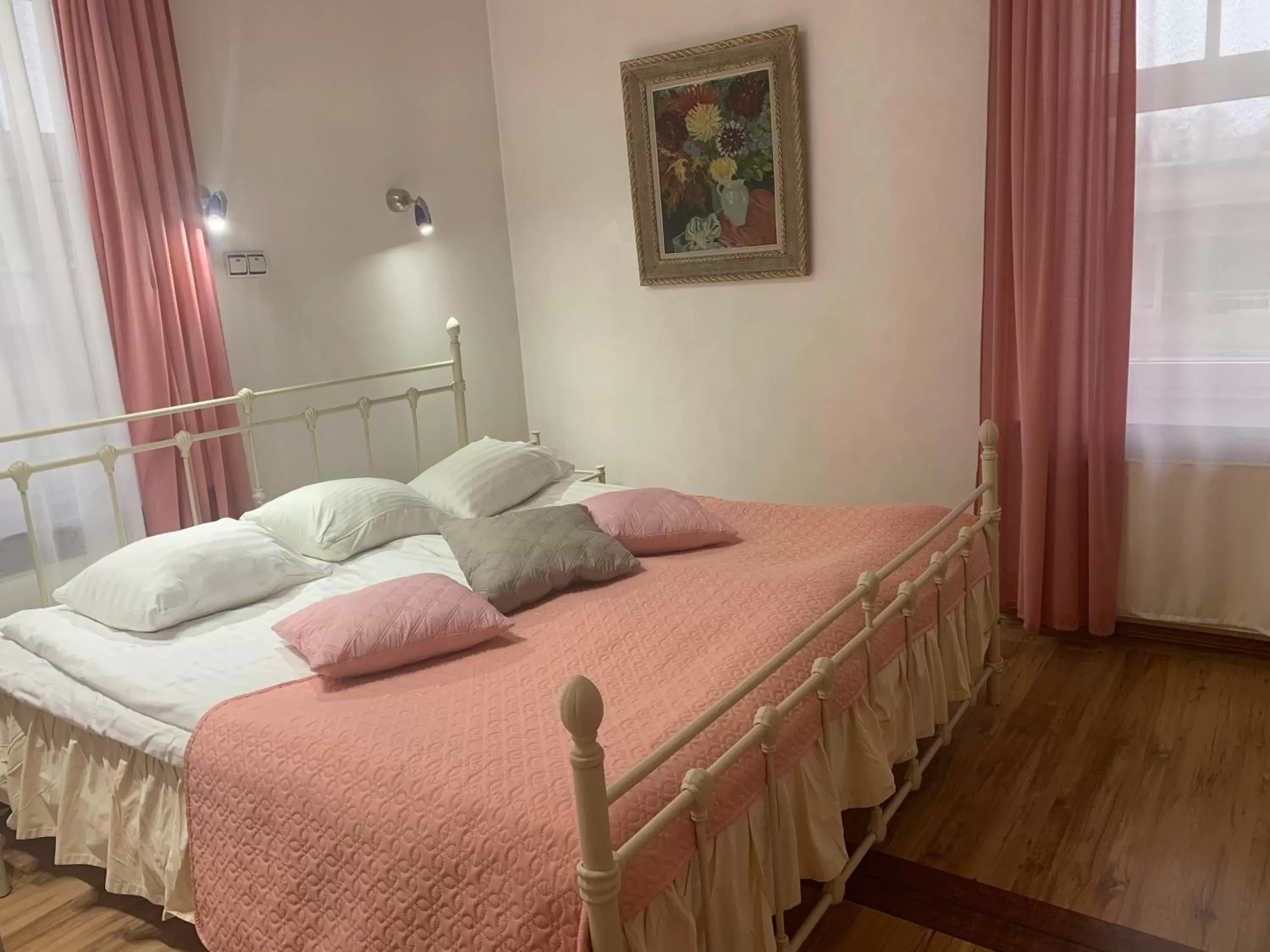 Suite in NB Hotel with Free Parking Suite in NB Hotel with Free Parking