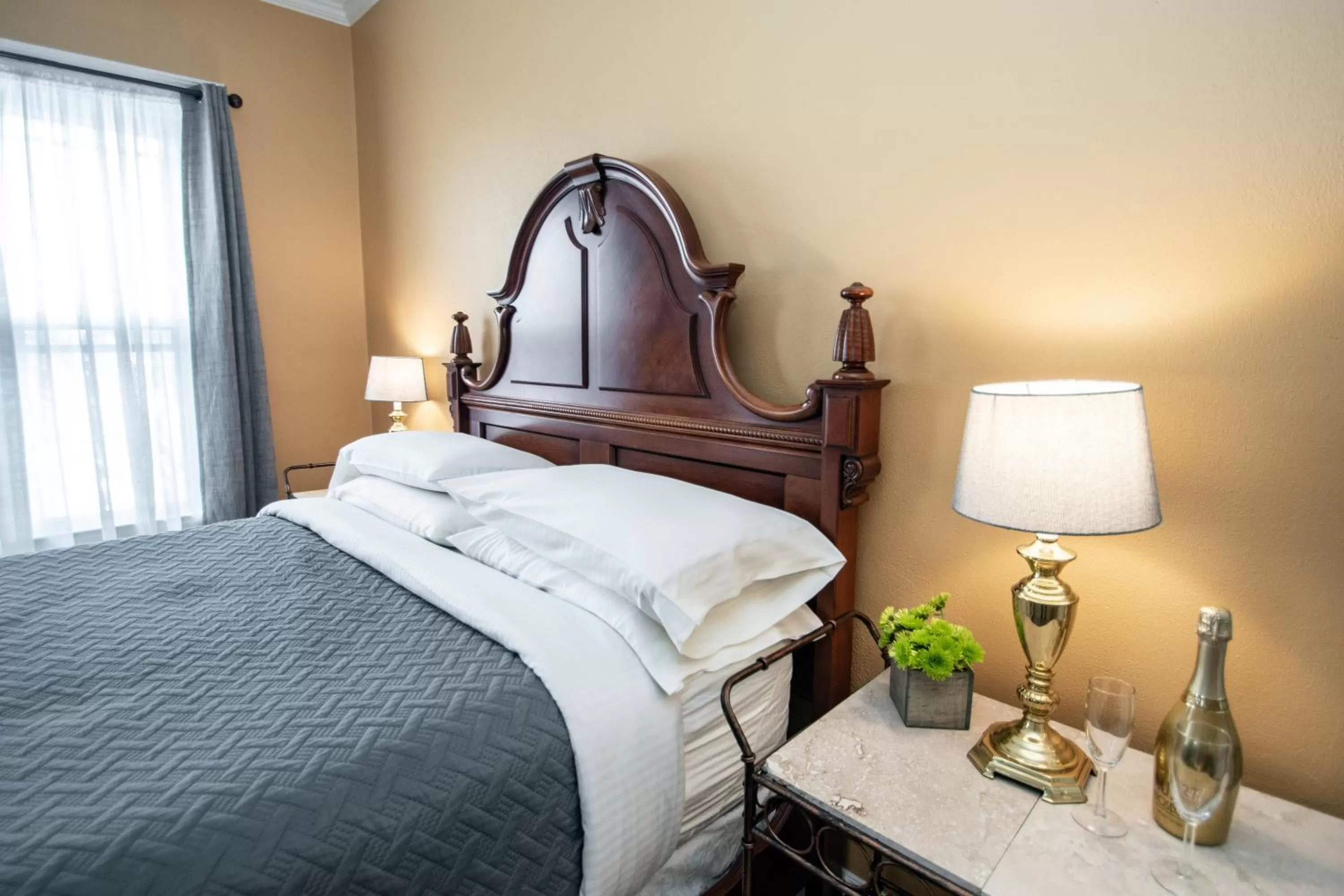 Bed in Looking Glass Inn