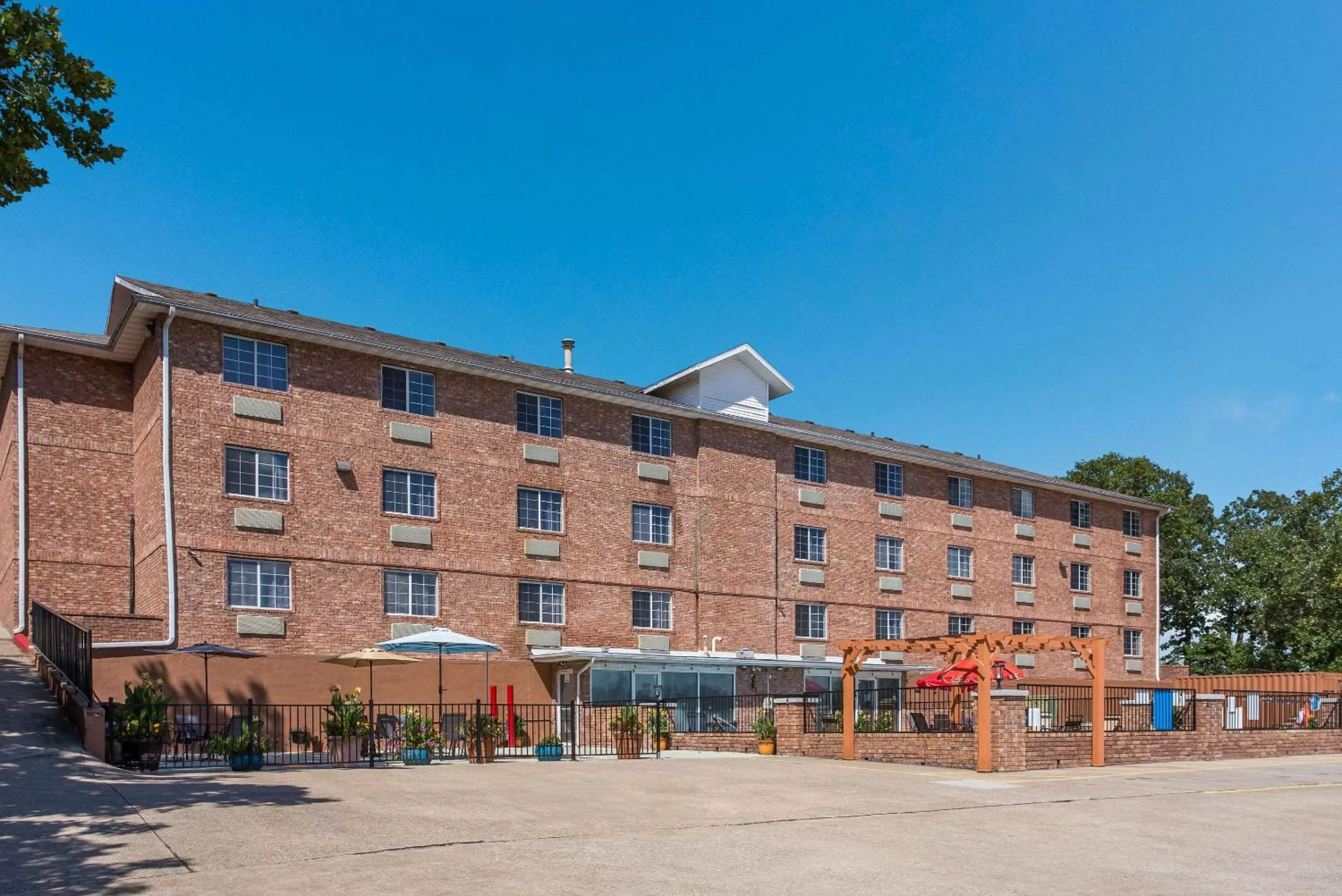 Property building in Rodeway Inn Branson, Brick House