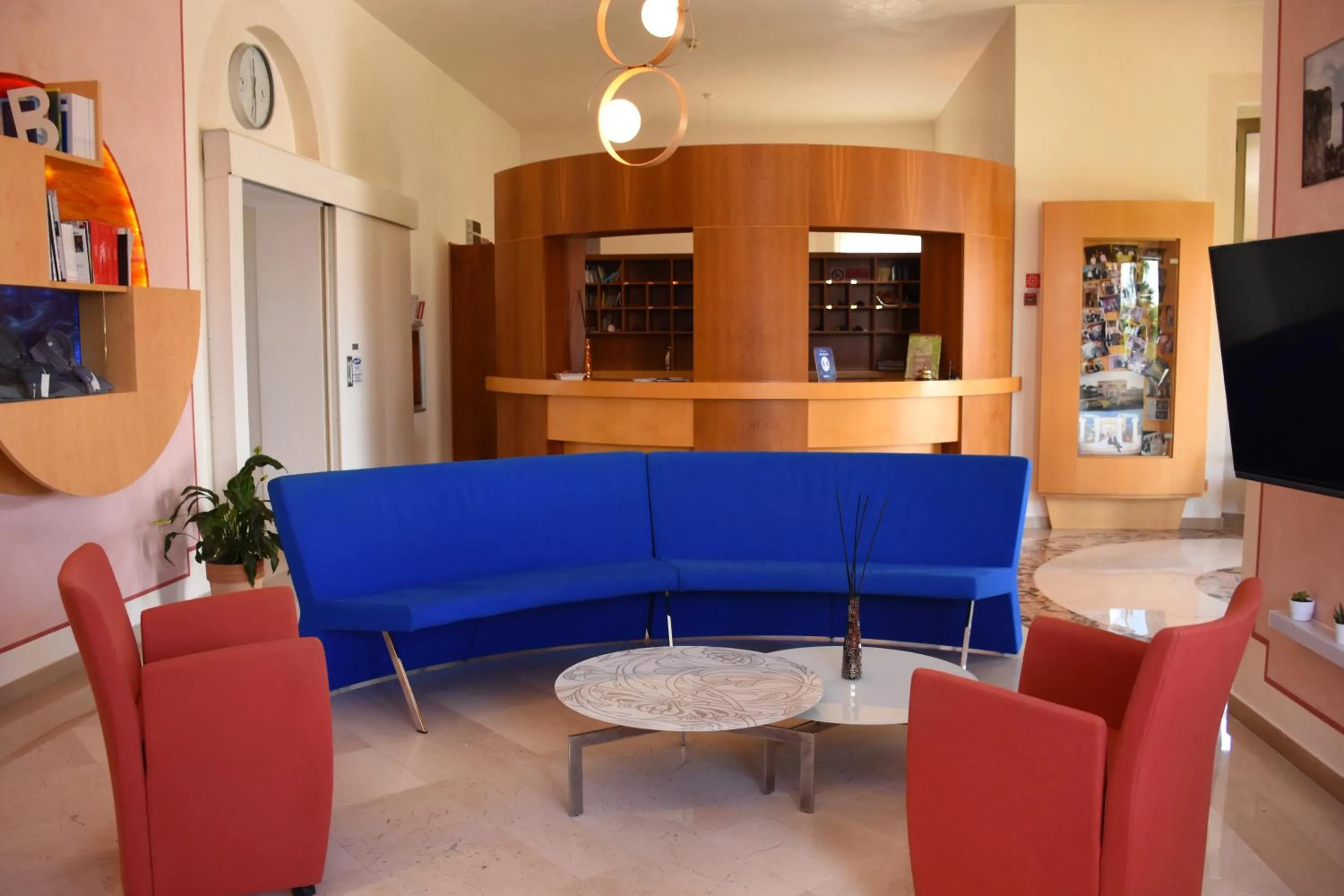 Communal lounge/ TV room in Hotel d'Altavilla