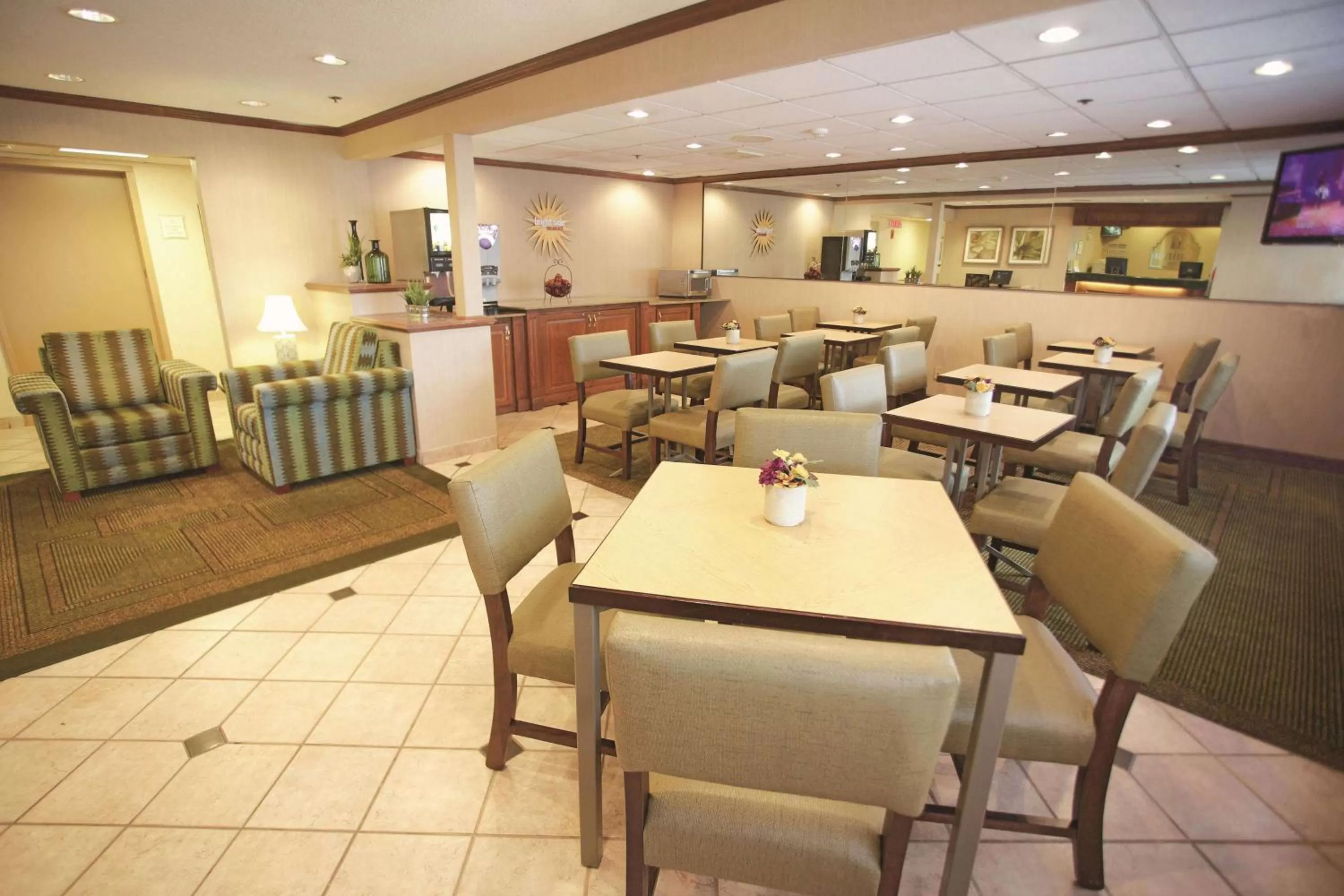 Restaurant/places to eat in La Quinta Inn by Wyndham Milwaukee Airport / Oak Creek