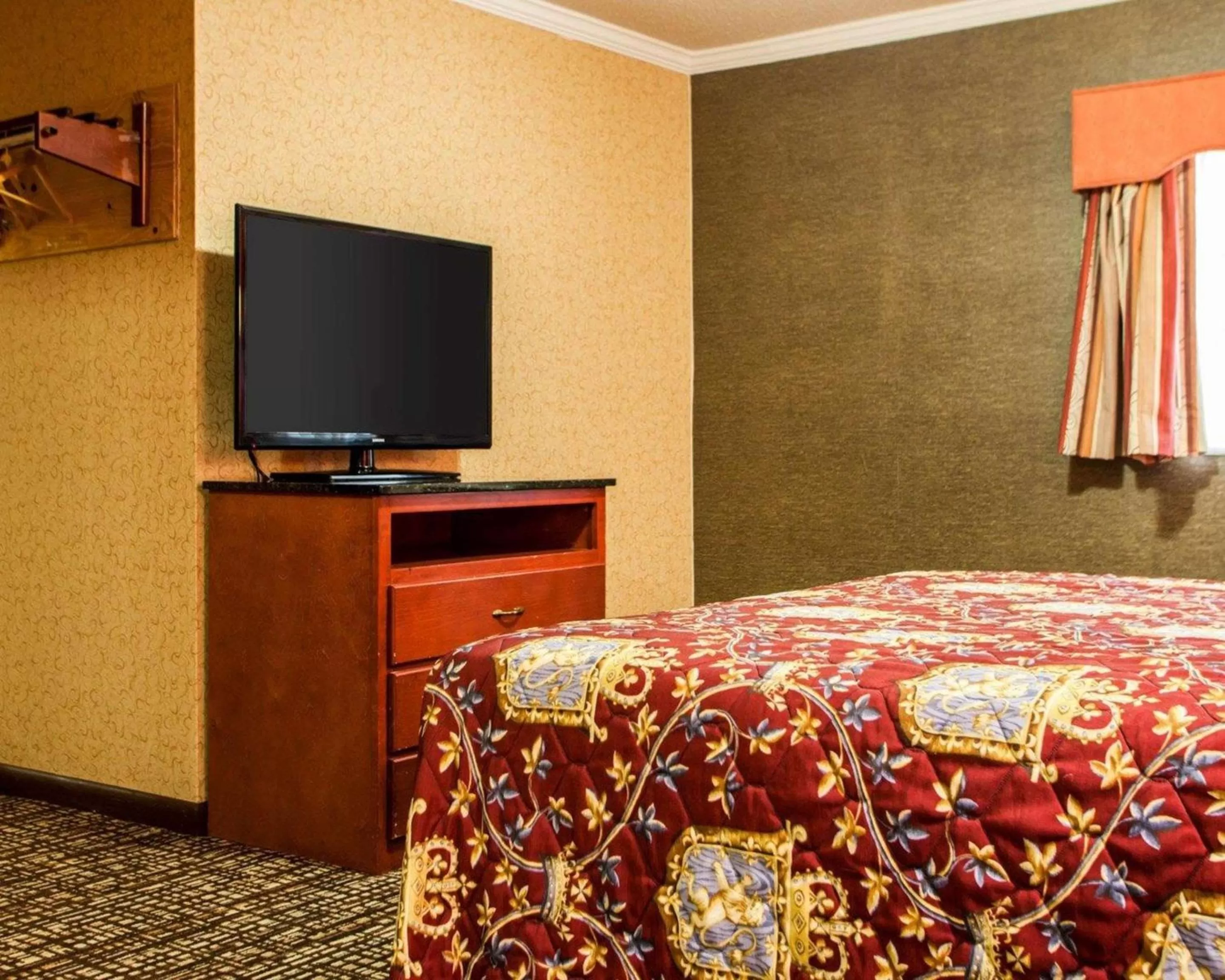 Photo of the whole room, Bed in Rodeway Inn Paterson Great Falls Park Area