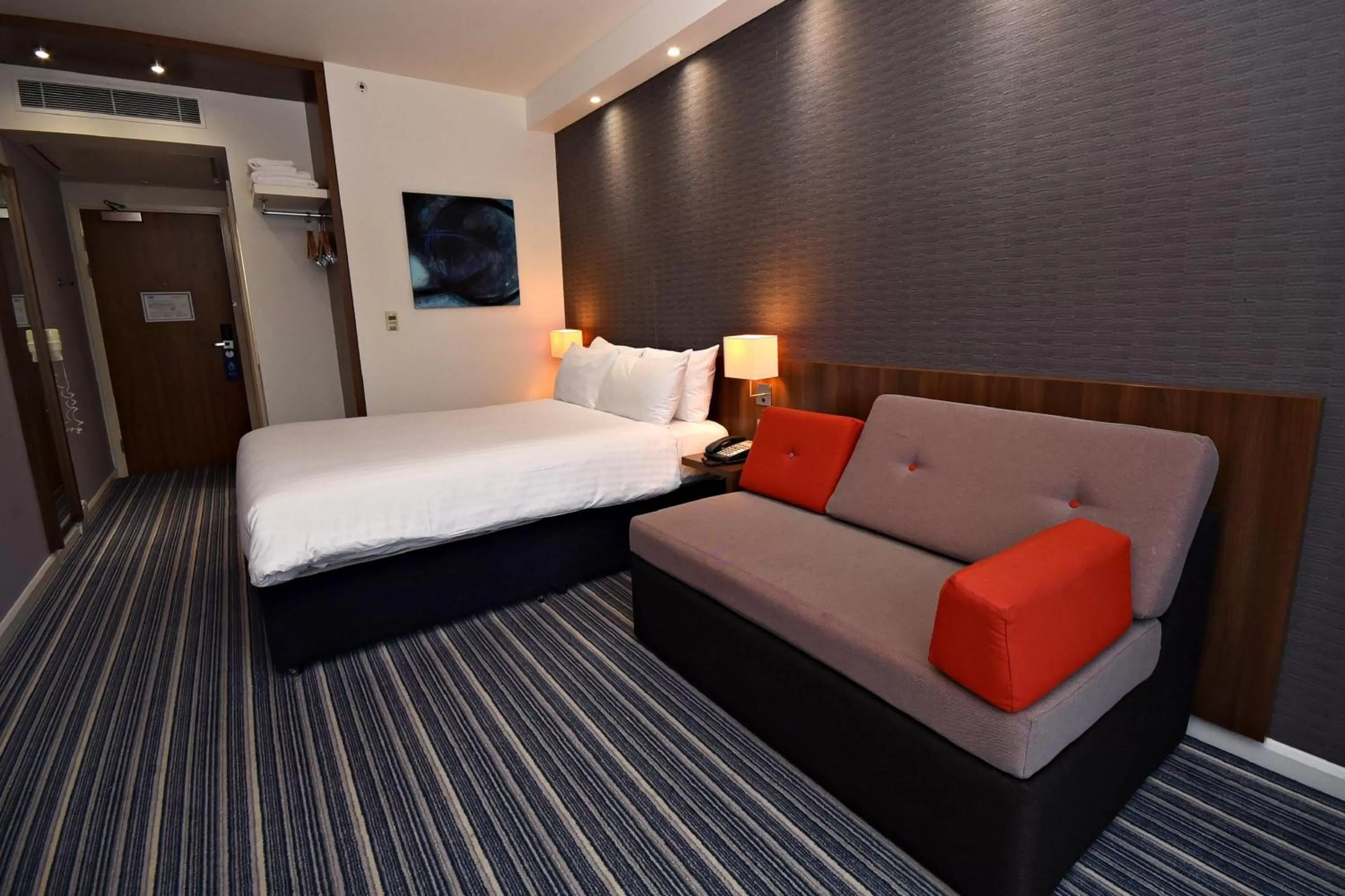Photo of the whole room, Bed in Holiday Inn Express Manchester City Centre Arena by IHG