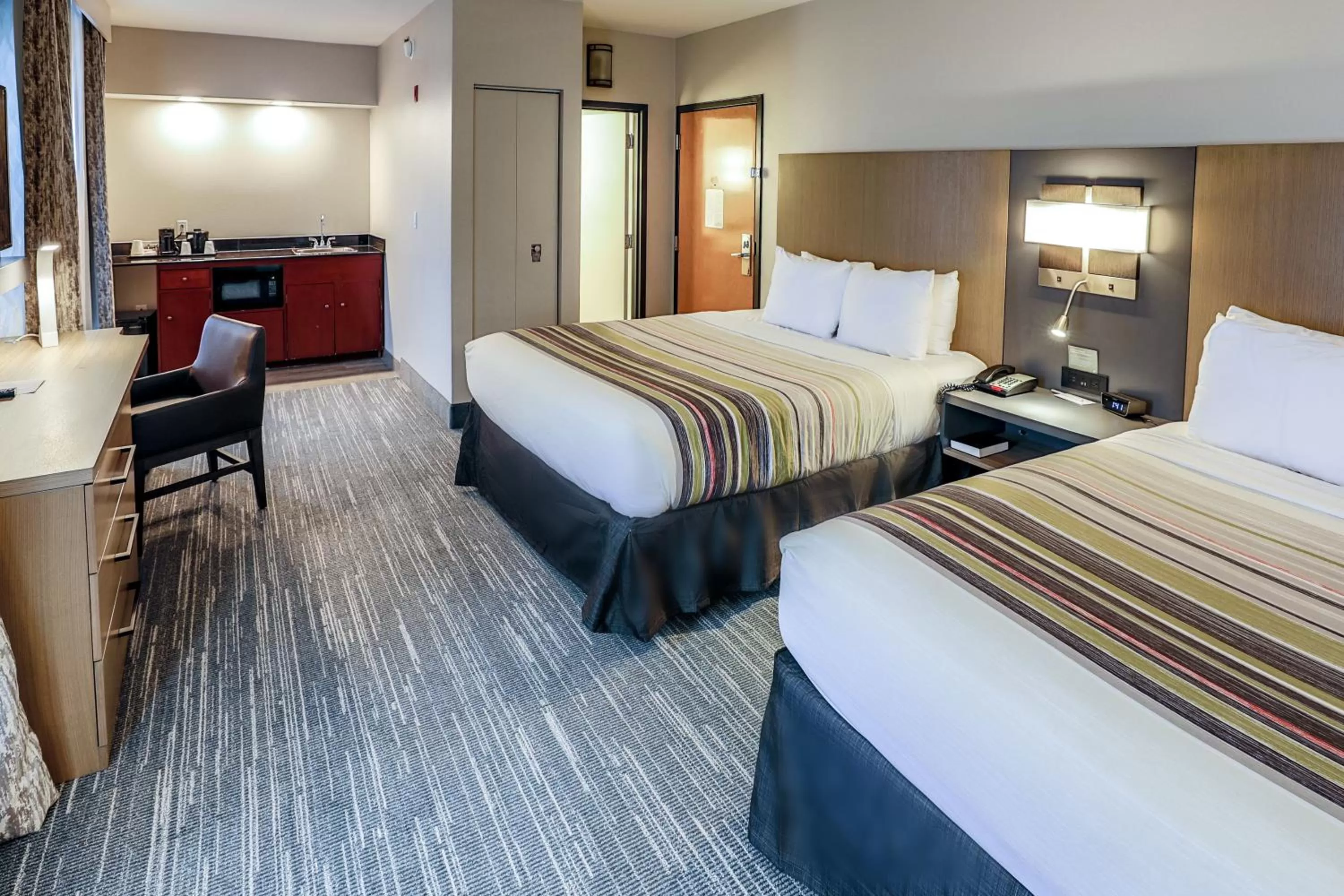Bed in Country Inn & Suites by Radisson Nashville Airport TN