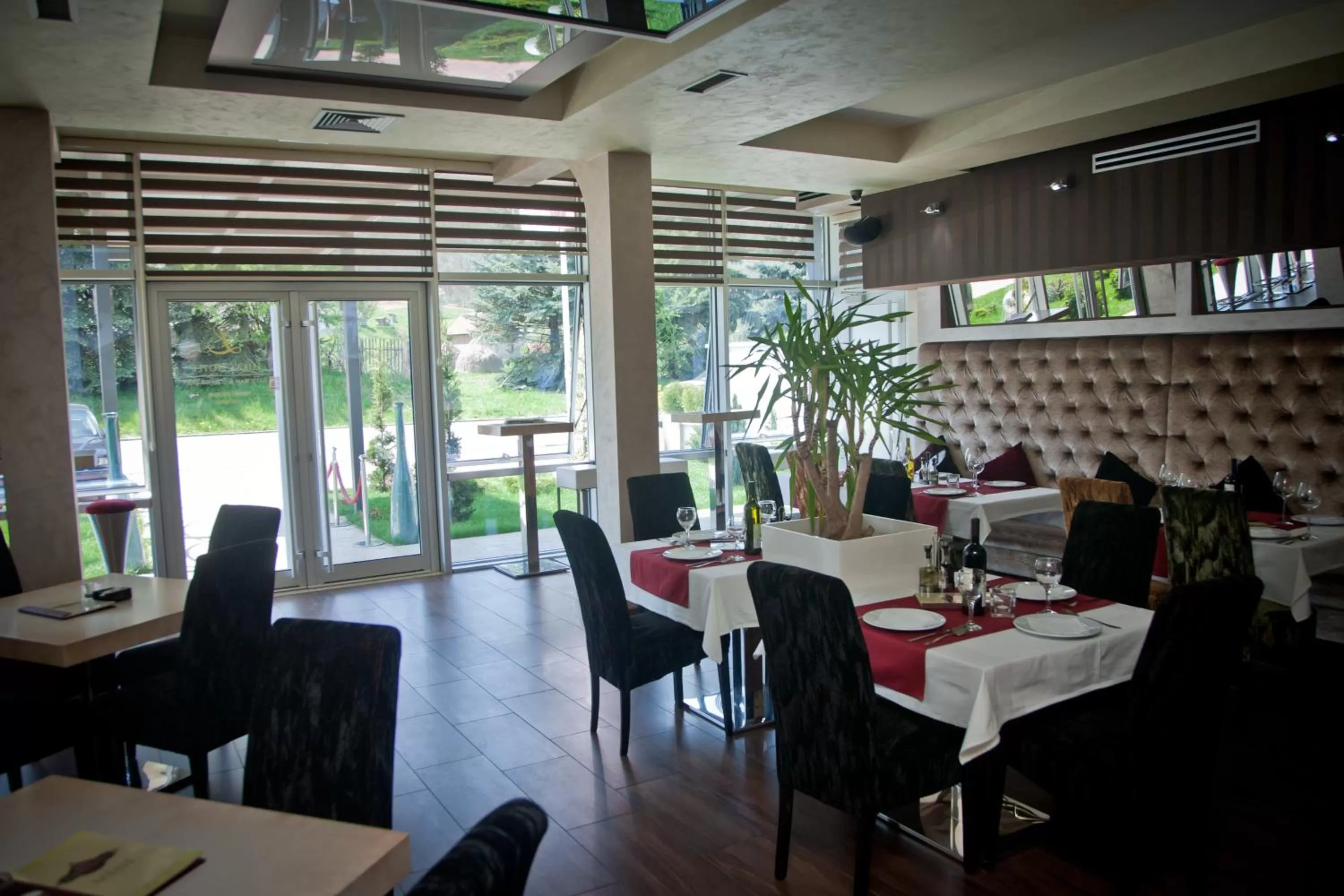 Restaurant/Places to Eat in Hotel Luka's