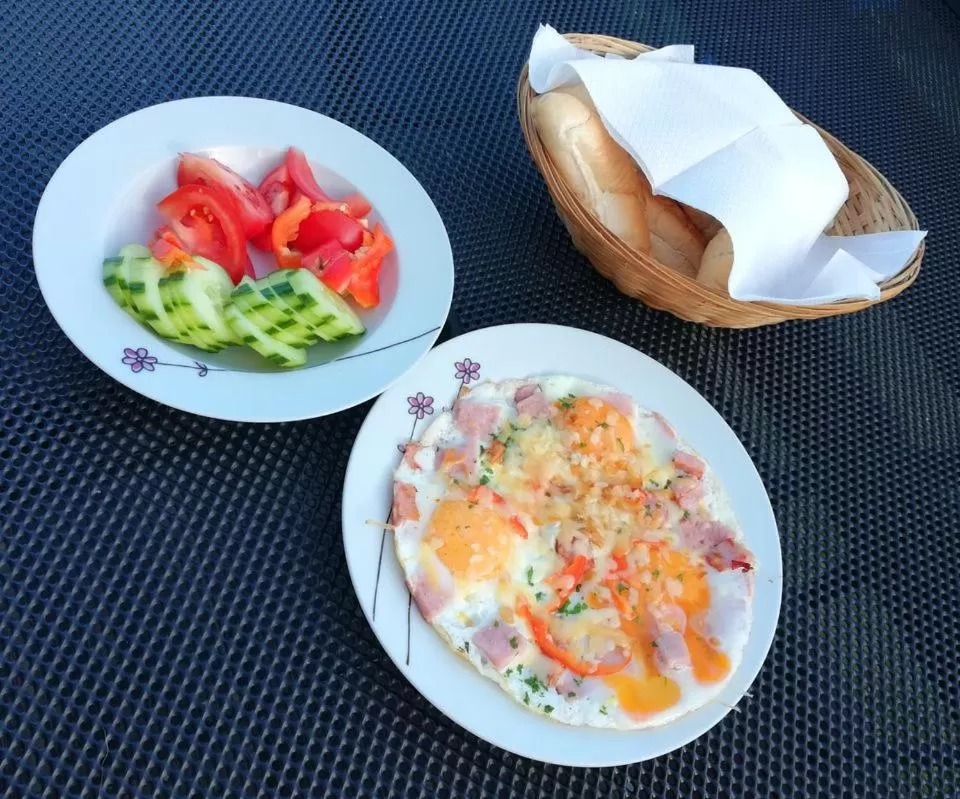 Restaurant/places to eat in Hotel Fran