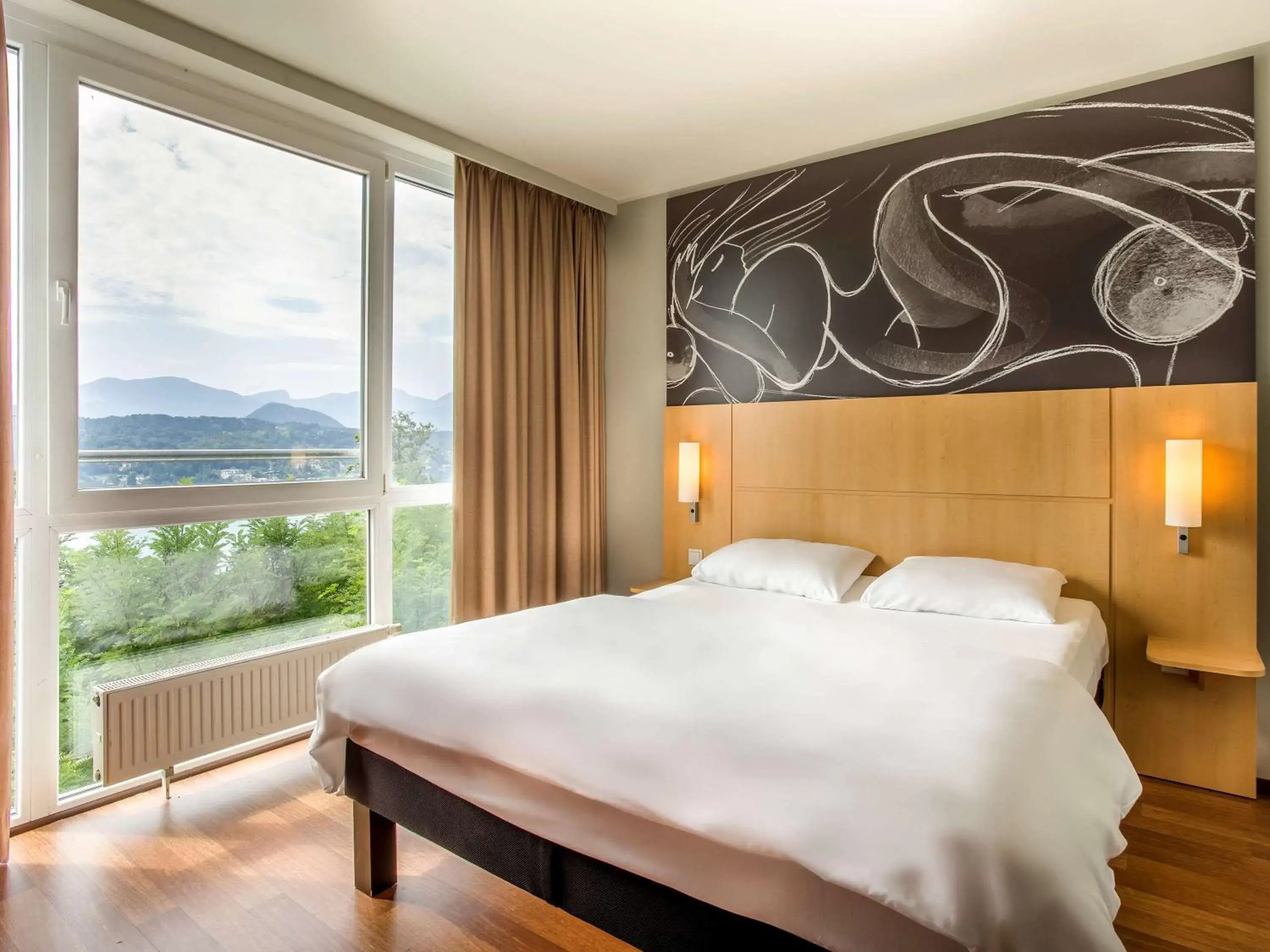 Standard King Room with Lake View in ibis Wörthersee Standard King Room with Lake View in ibis Wörthersee