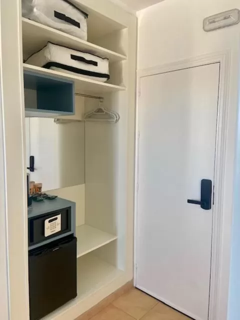 TV/Entertainment Center in HOTEL BOUTIQUE CABO SUR