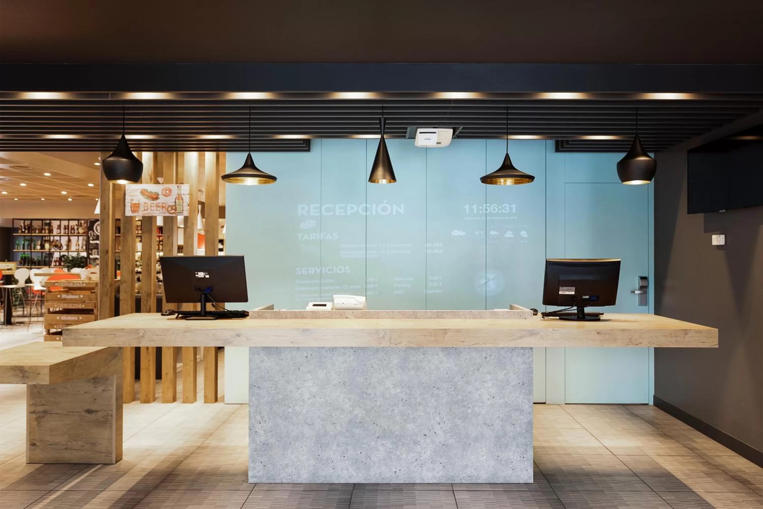 Lobby or reception in Ibis Salamanca