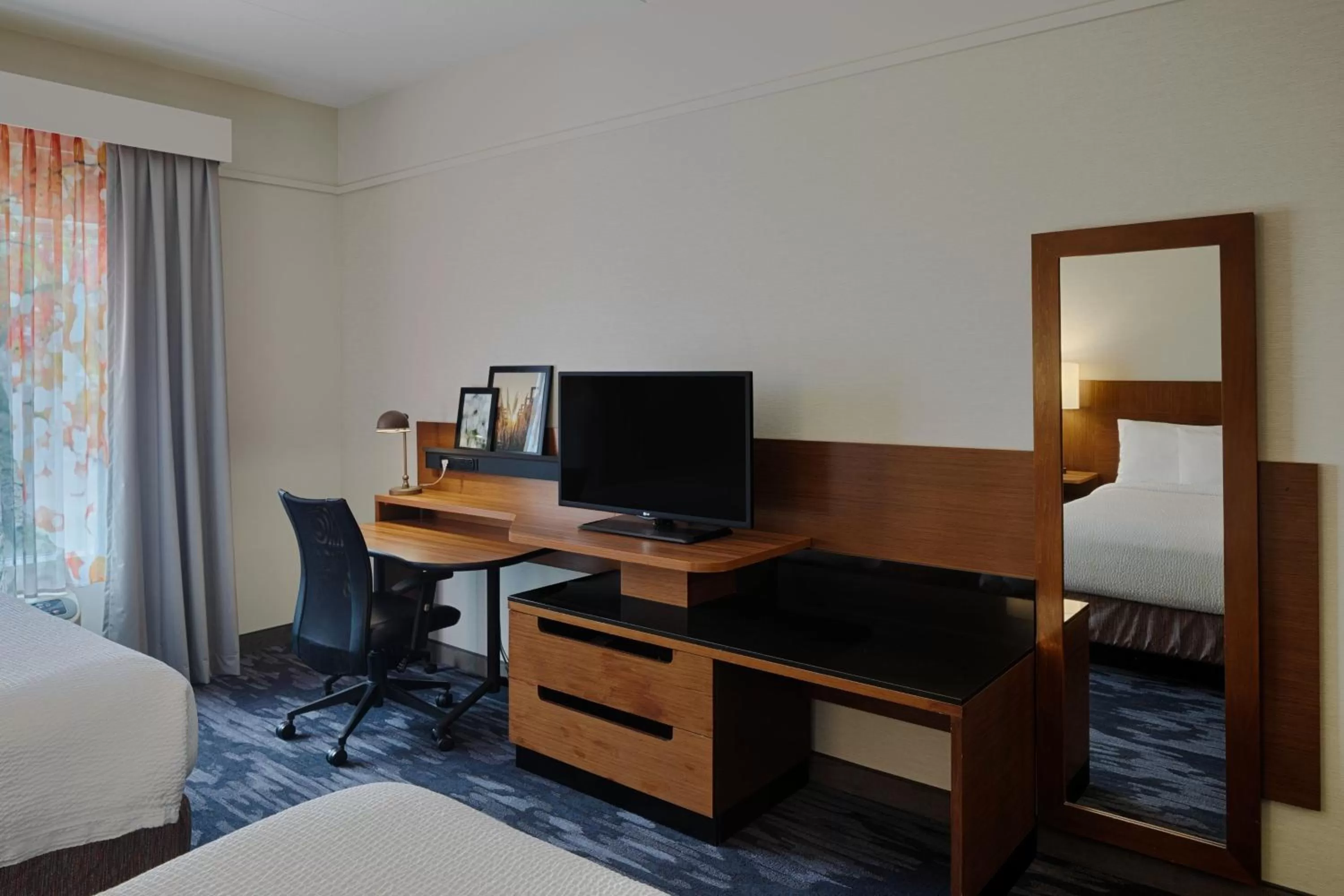 Photo of the whole room, Bed in Fairfield Inn & Suites by Marriott Columbus Airport