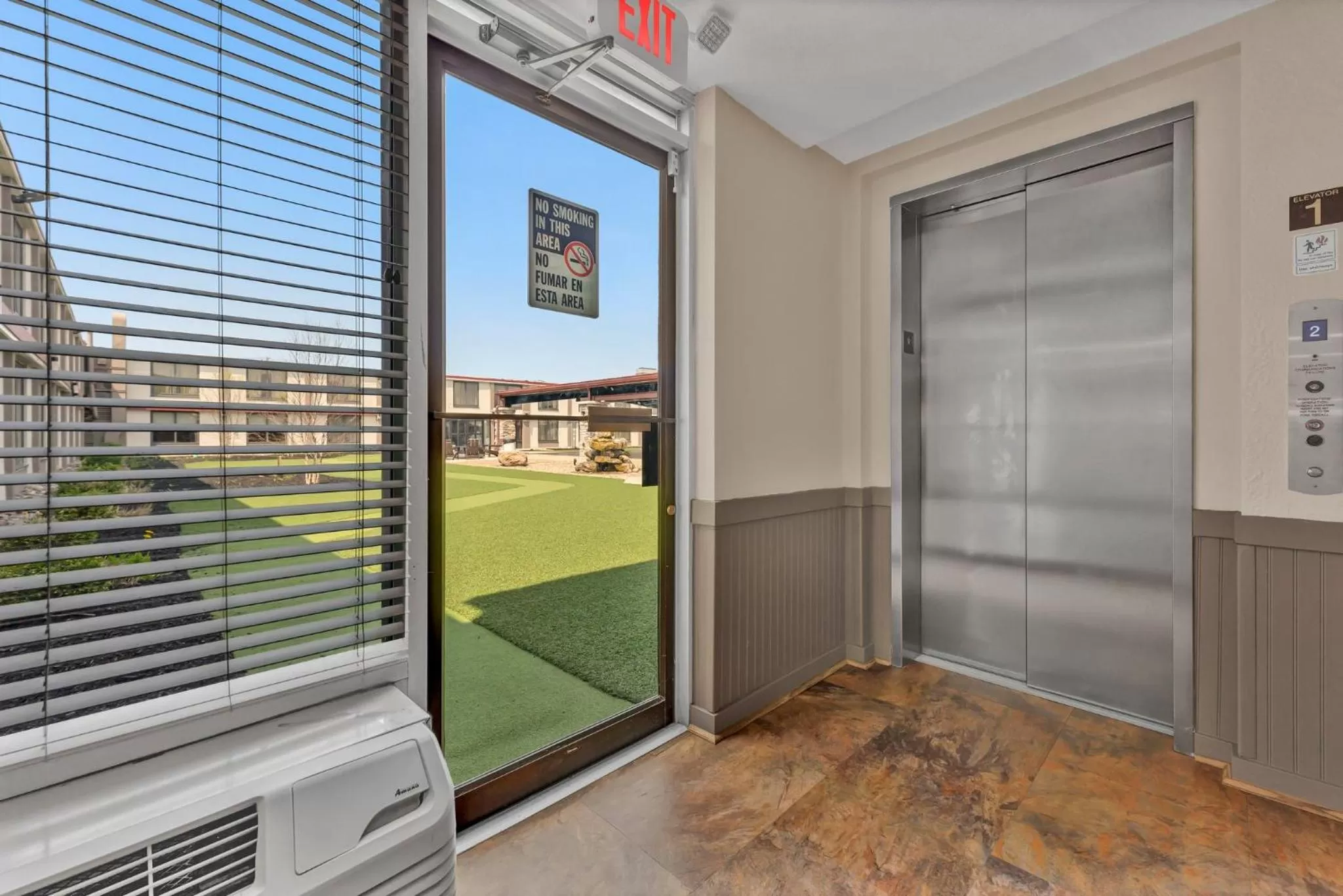 Lounge or bar in Buffalo Airport Hotel