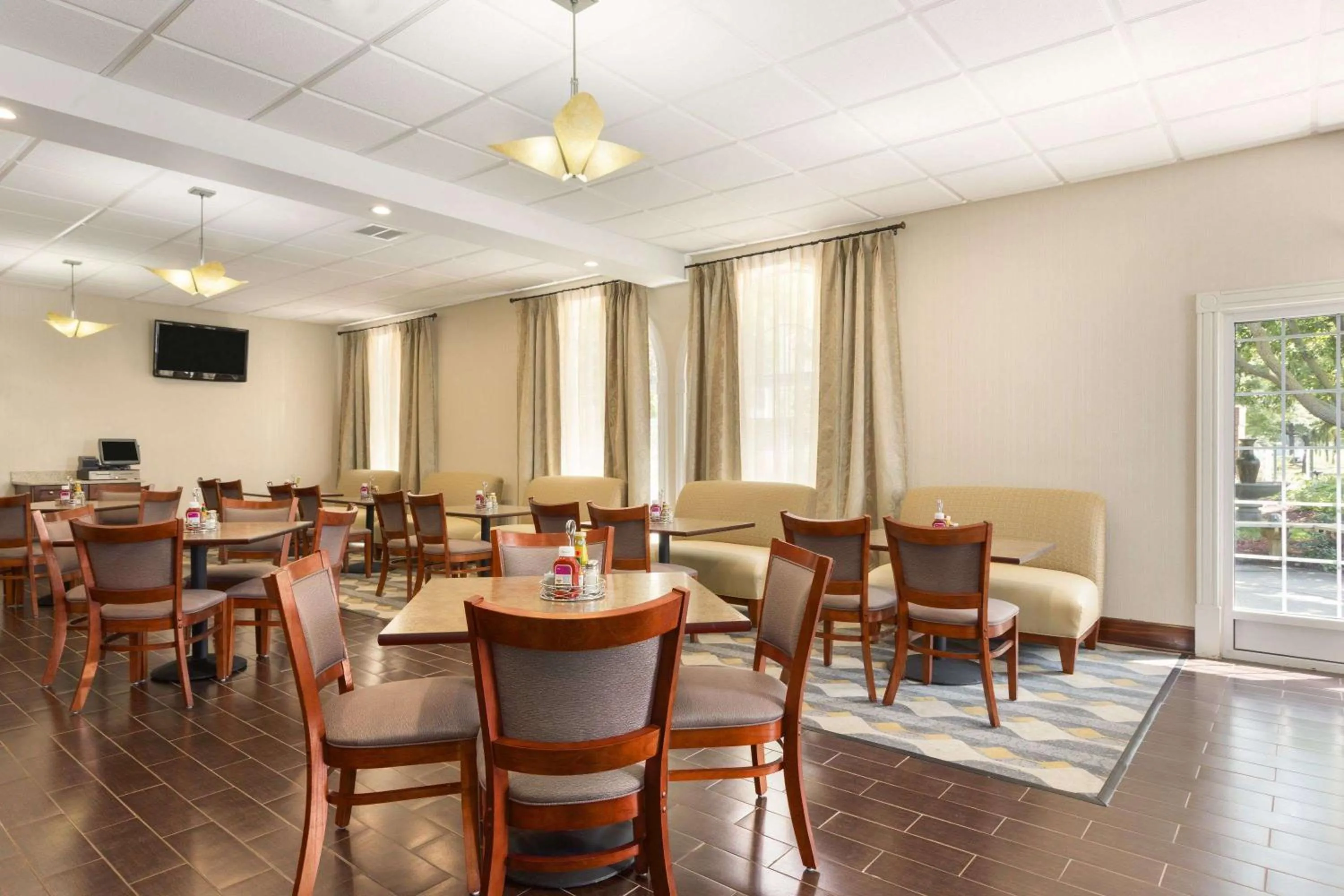 Restaurant/places to eat in Wyndham Garden Grand Rapids Airport