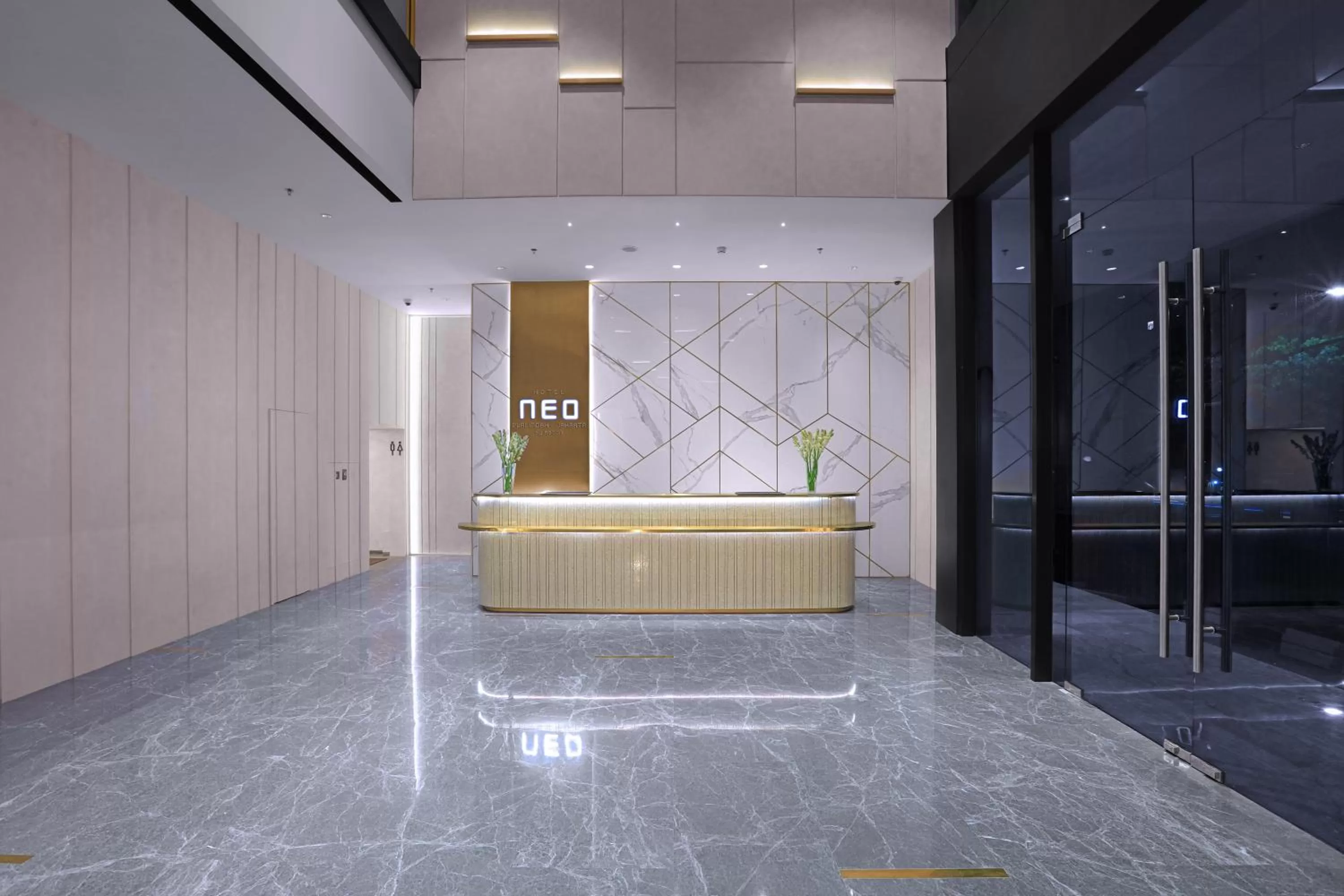 Lobby or reception in Neo Hotel Puri Indah