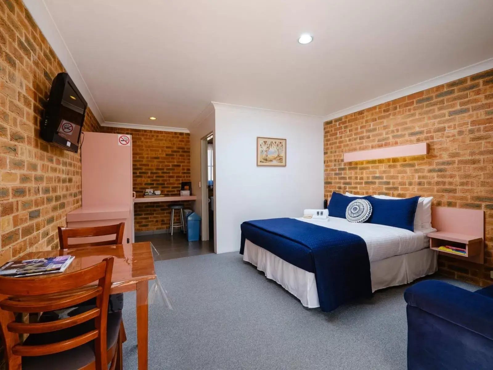 Queen Room in The Lydoun Motel Queen Room in The Lydoun Motel